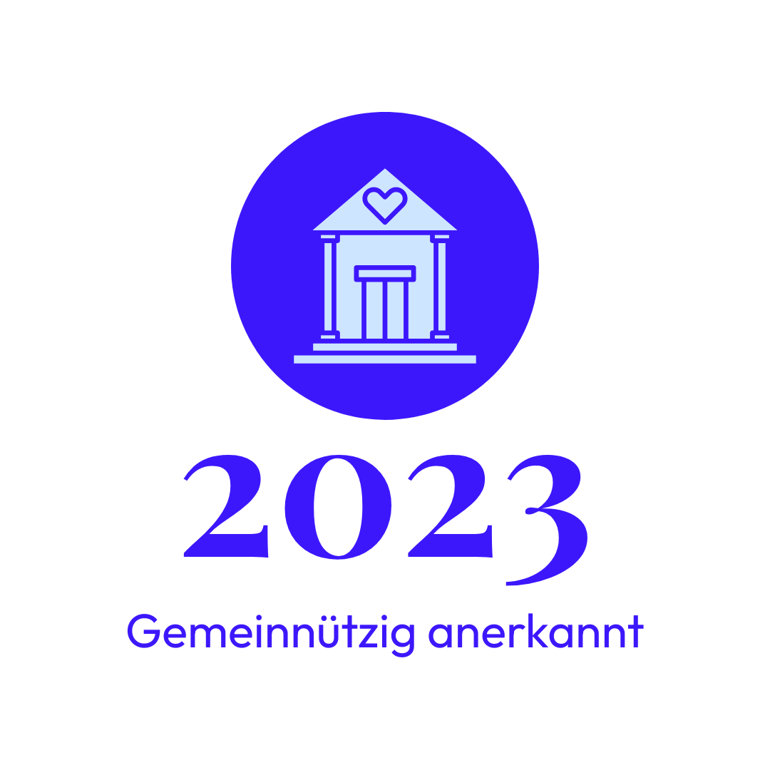 Die Grafik zeig ein kleines Haus und darunter die Zahl 2023. Im Jahr 2023 wurde die Gemeinnützigkeit der blau:pause anerkannt.