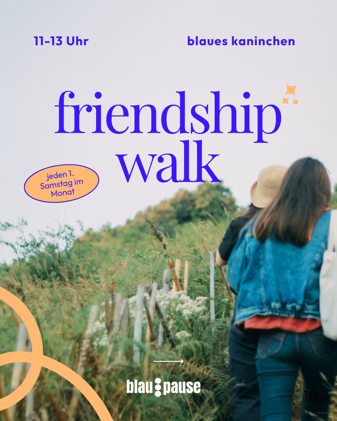 Ein plakat für einen Freundschaftsspaziergang mit einem Bild von zwei Personen, die durch eine grüne Wiese gehen, über dem Text 'Freundschaft Walk', der Zeit 11-13 Uhr, einem blauen Kaninchen-Thema, und einer Notiz, dass es jeden ersten Samstag im Monat stattfindet.