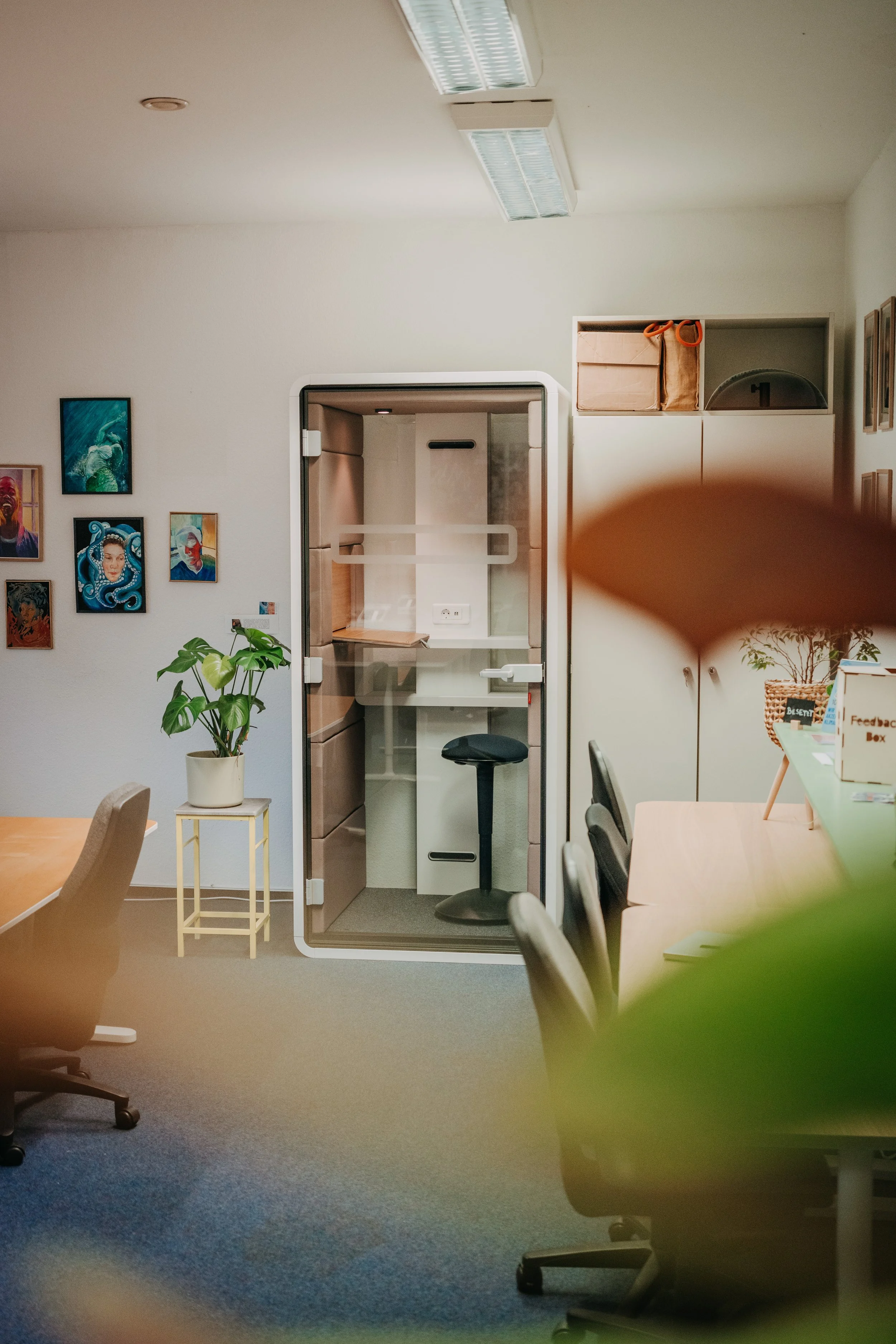 Auf dem Bild sieht man einen Ausschnitt aus dem Coworking Space. Im Fokus ist eine Telefonbox zu sehen.