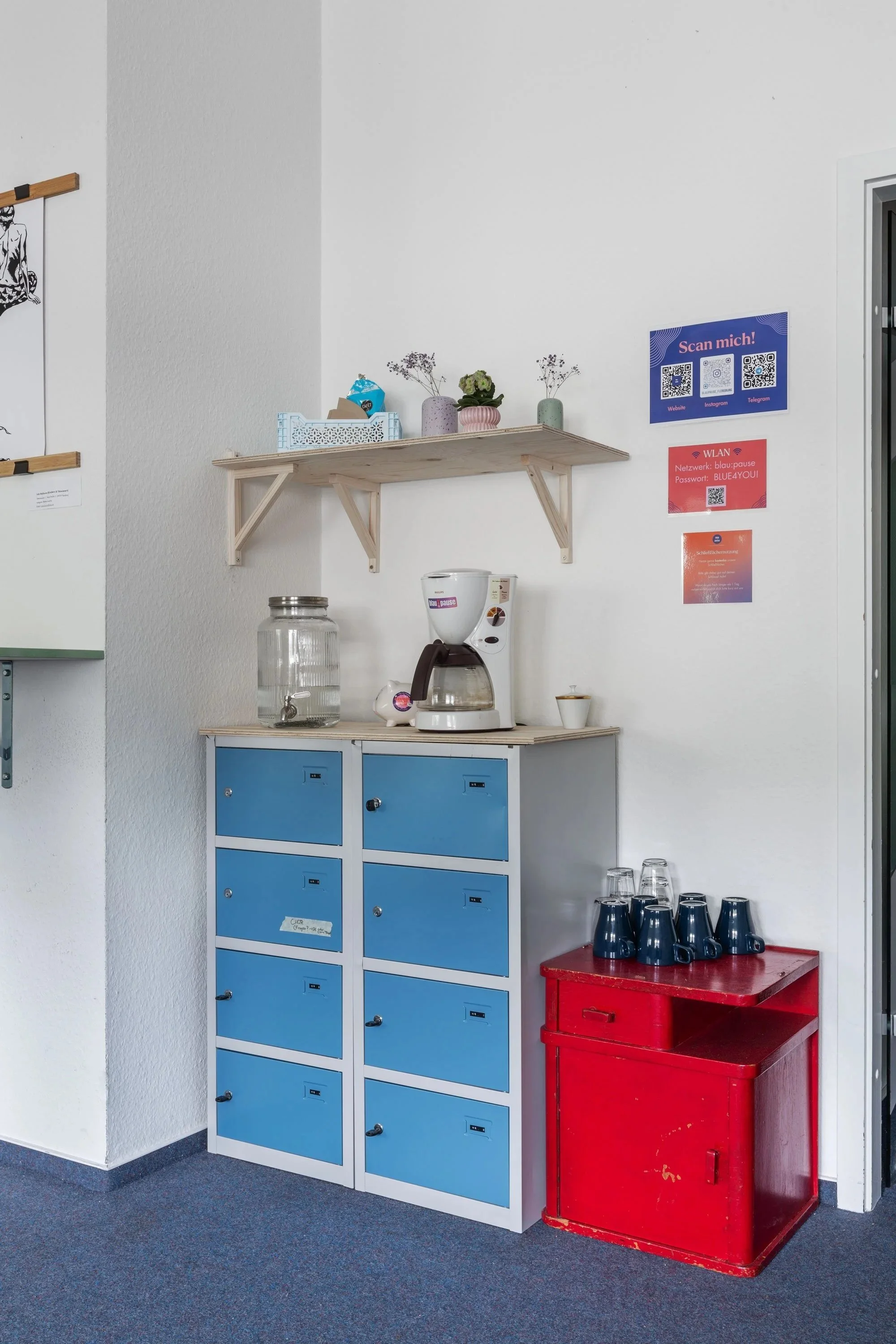 Das Bild zeigt blaue Schließfächer.