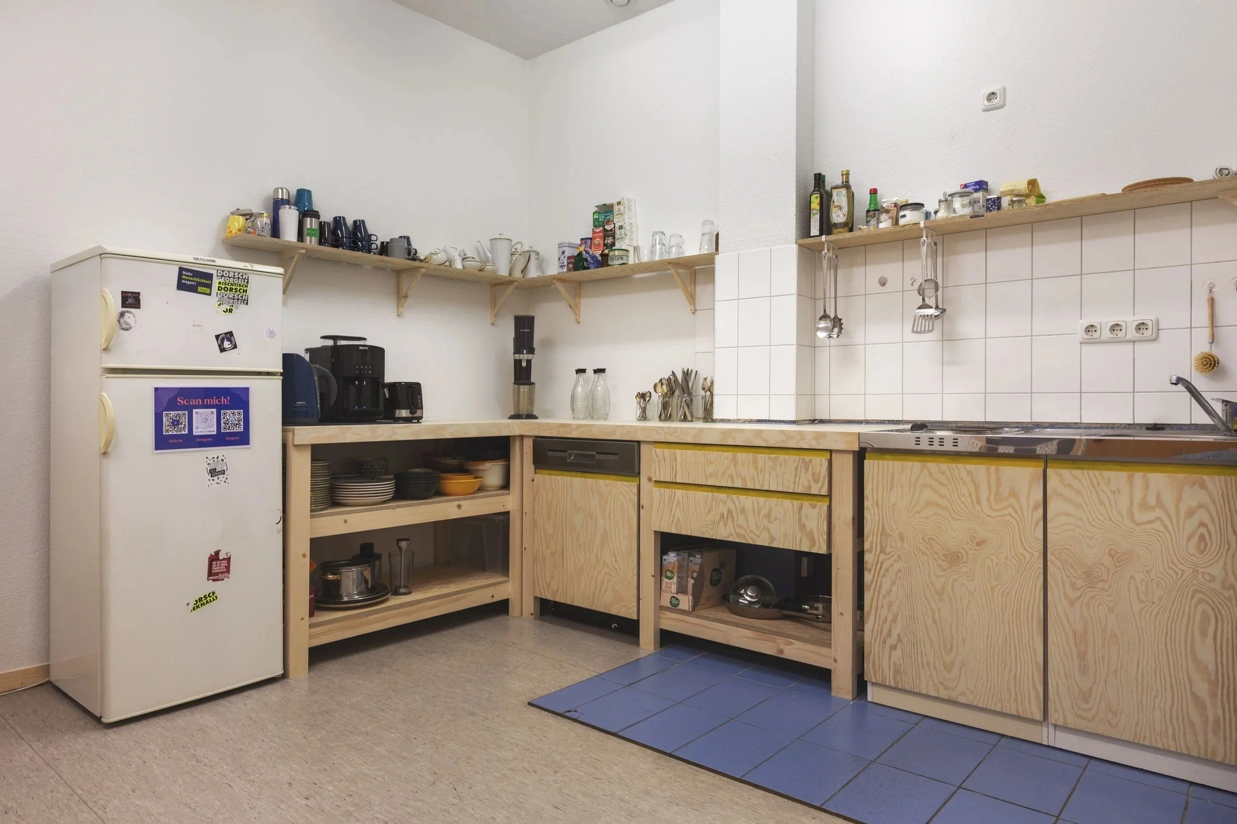 Auf dem Bild sieht man eine helle Holzküchenzeile.