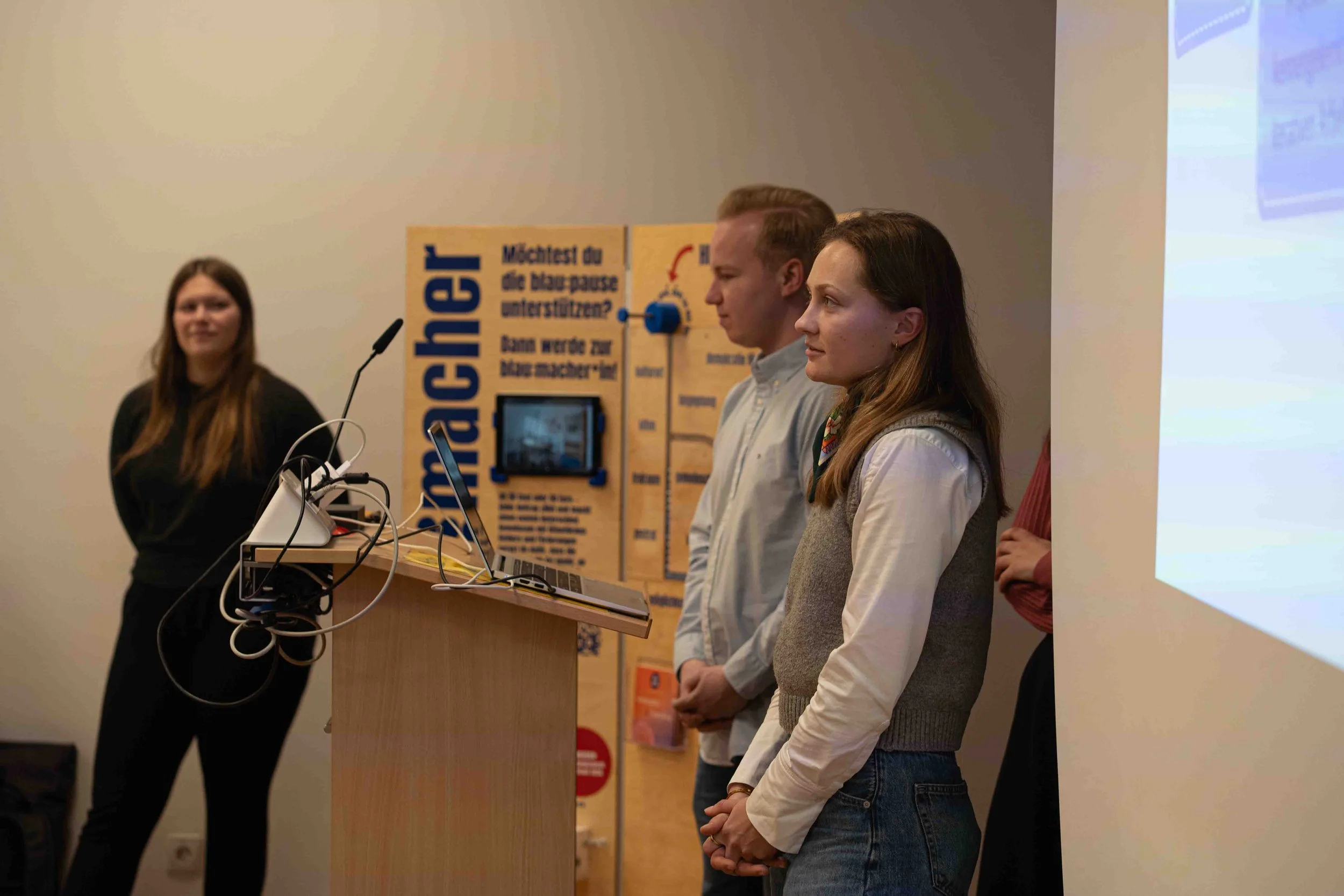 Auf dem Bild sieht man drei Personen, die unser Spendentool vorstelllen.