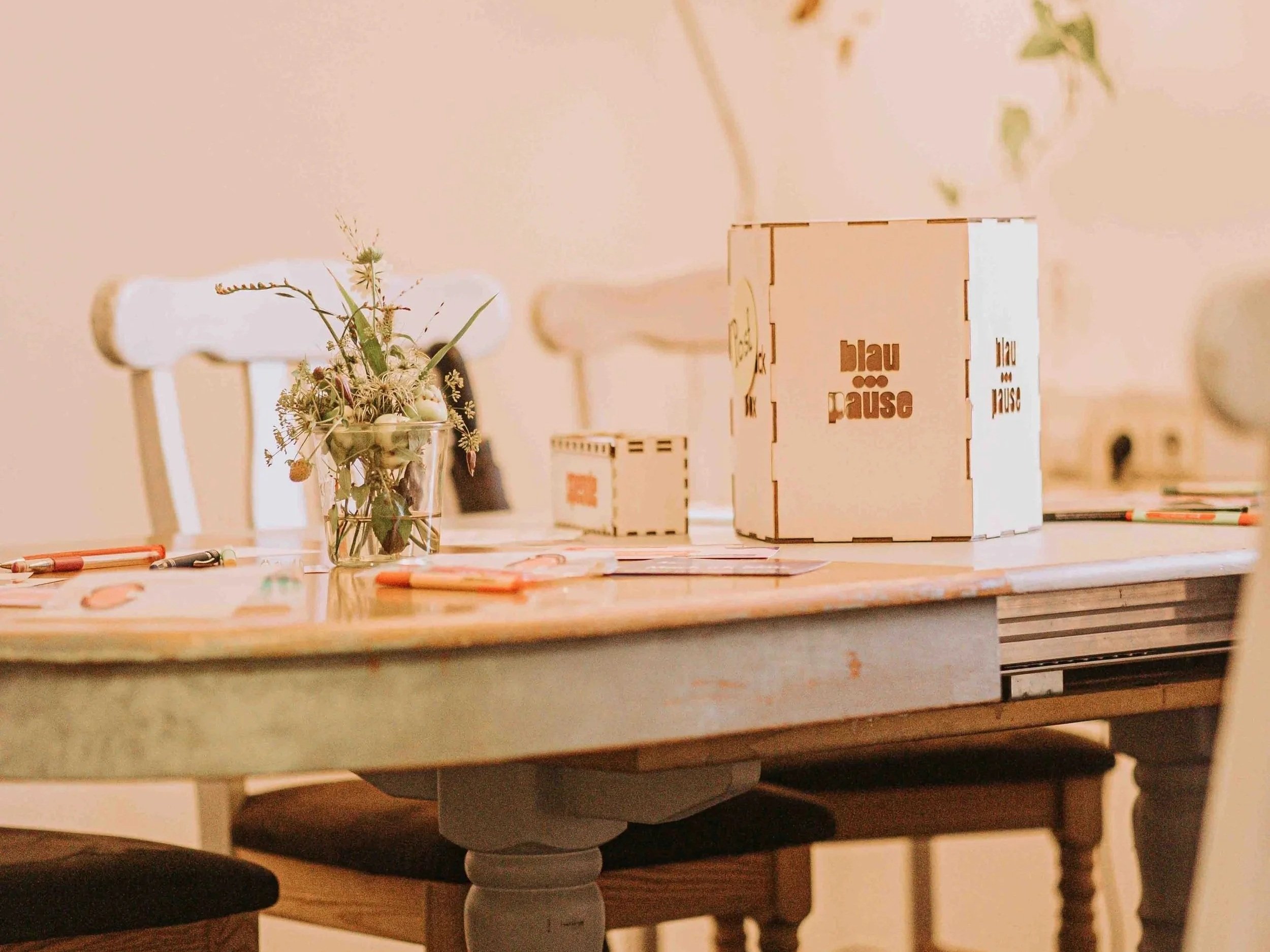 Bild mit Tisch und Spendendose