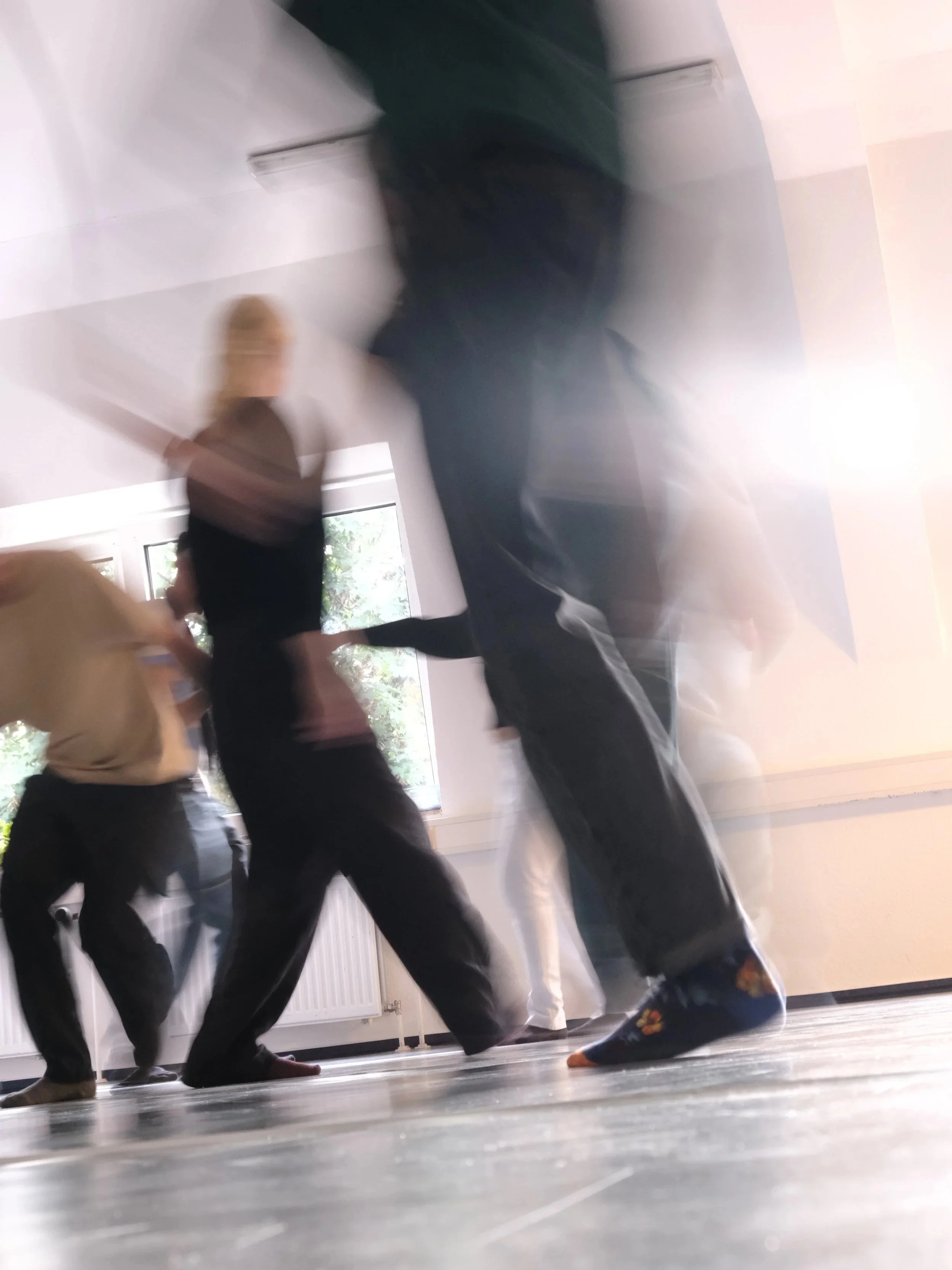 Man sieht Menschen die in der bewegungs:pause tanzen.