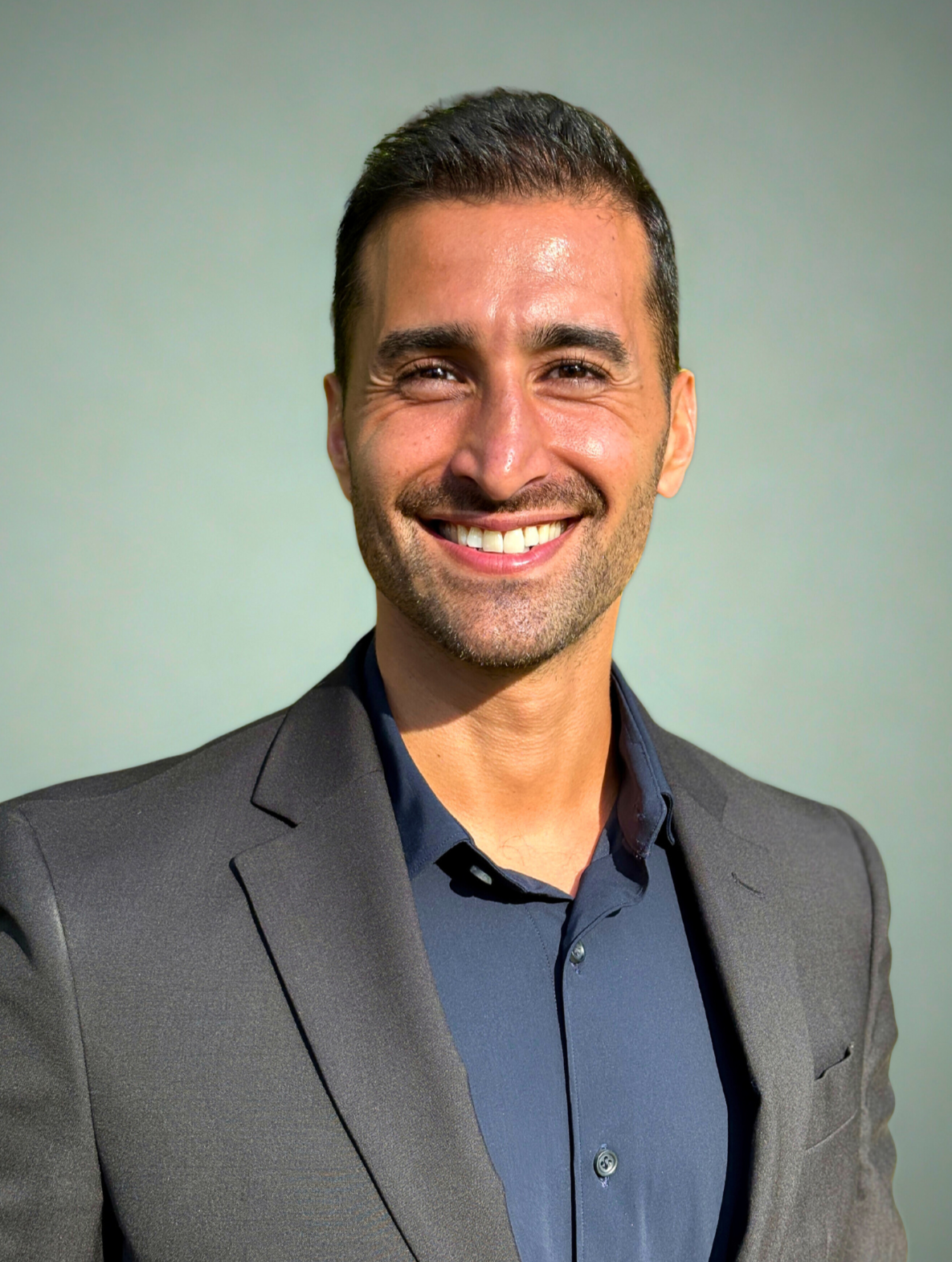 Dr. med. Schahab Moaeri, Arzt, Gesundheit, Notfallmedizin, Frankfurt am Main. Lächelnd vor neutralem Hintergrund.