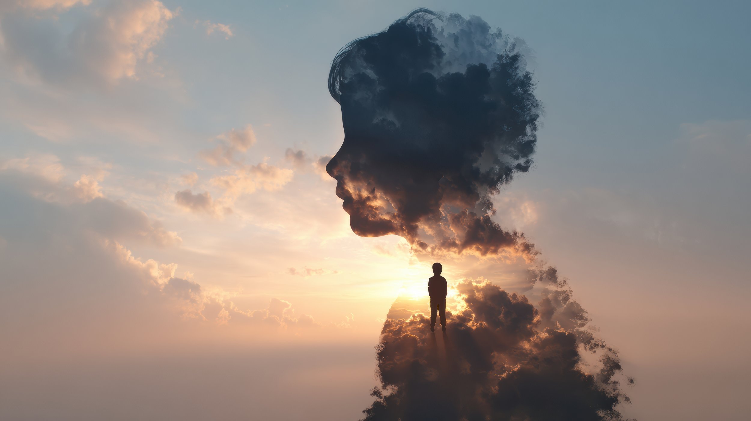 Ein Doppelbelichtungsbild zeigt die Silhouetten eines Kindes und eines Erwachsenen vor einem Sonnenuntergang, wobei die Umrisse ihrer Gesichter und Körper in Wolkenformationen verschmelzen.
