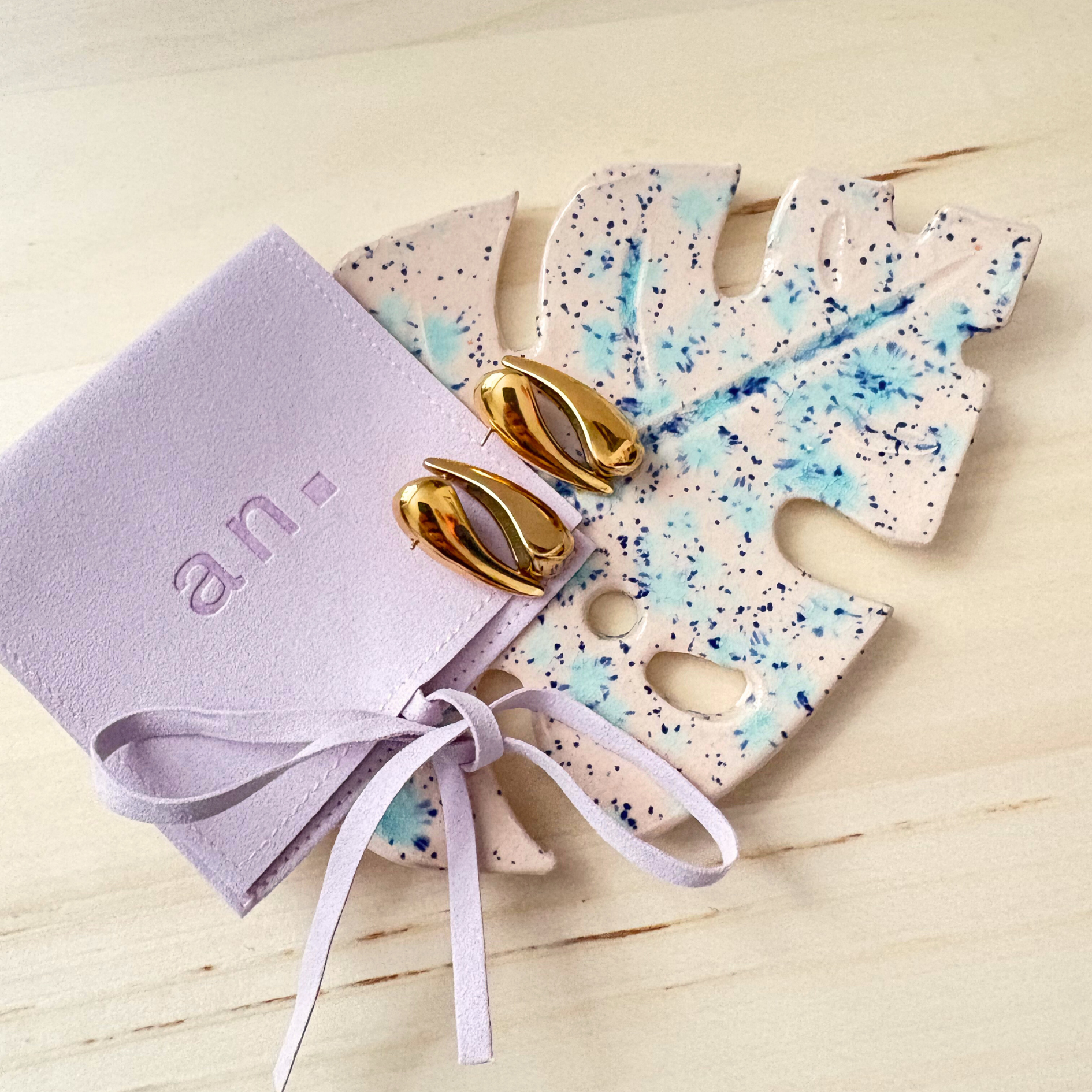 About November Tao Earrings Gold with gift bag