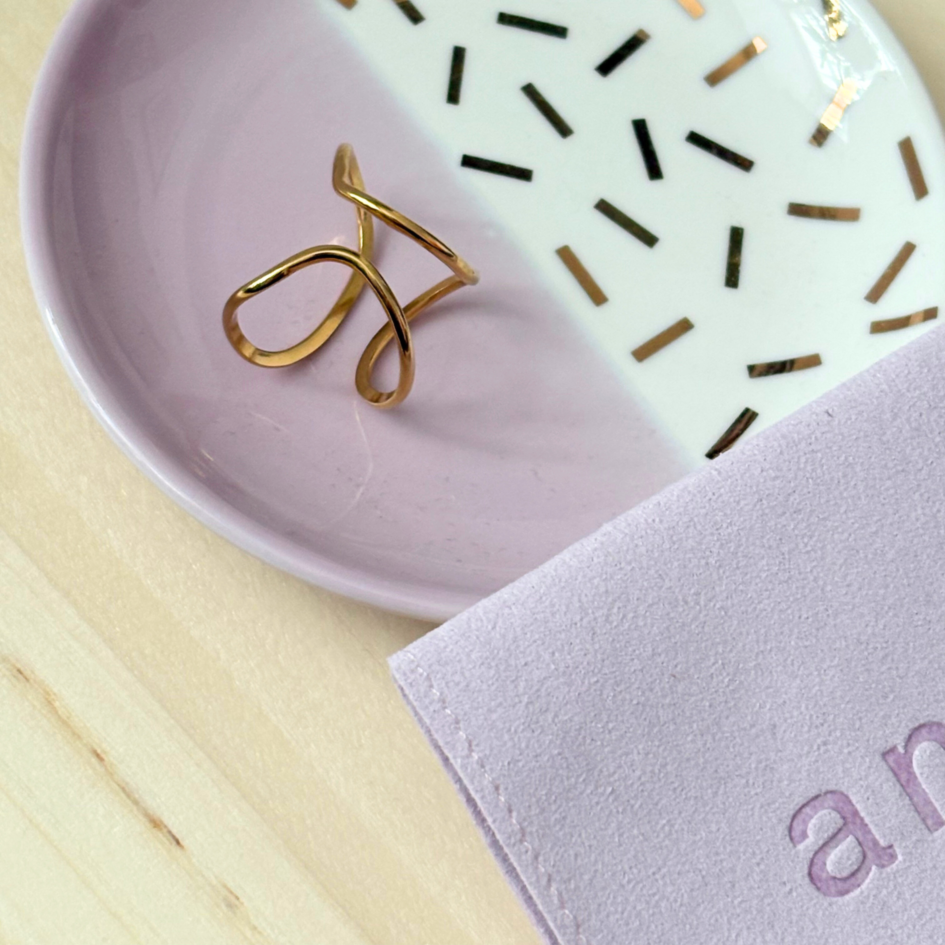 About November Zig Line Ring Gold on trinket tray