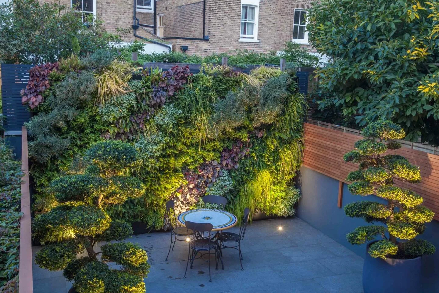 I know I have posted this before (from a different angle?!) but I really do love this living wall and the way that @simonorchardgardens designed the planting to create the waves of colour which gives it movement and brings it to life. A living wall i