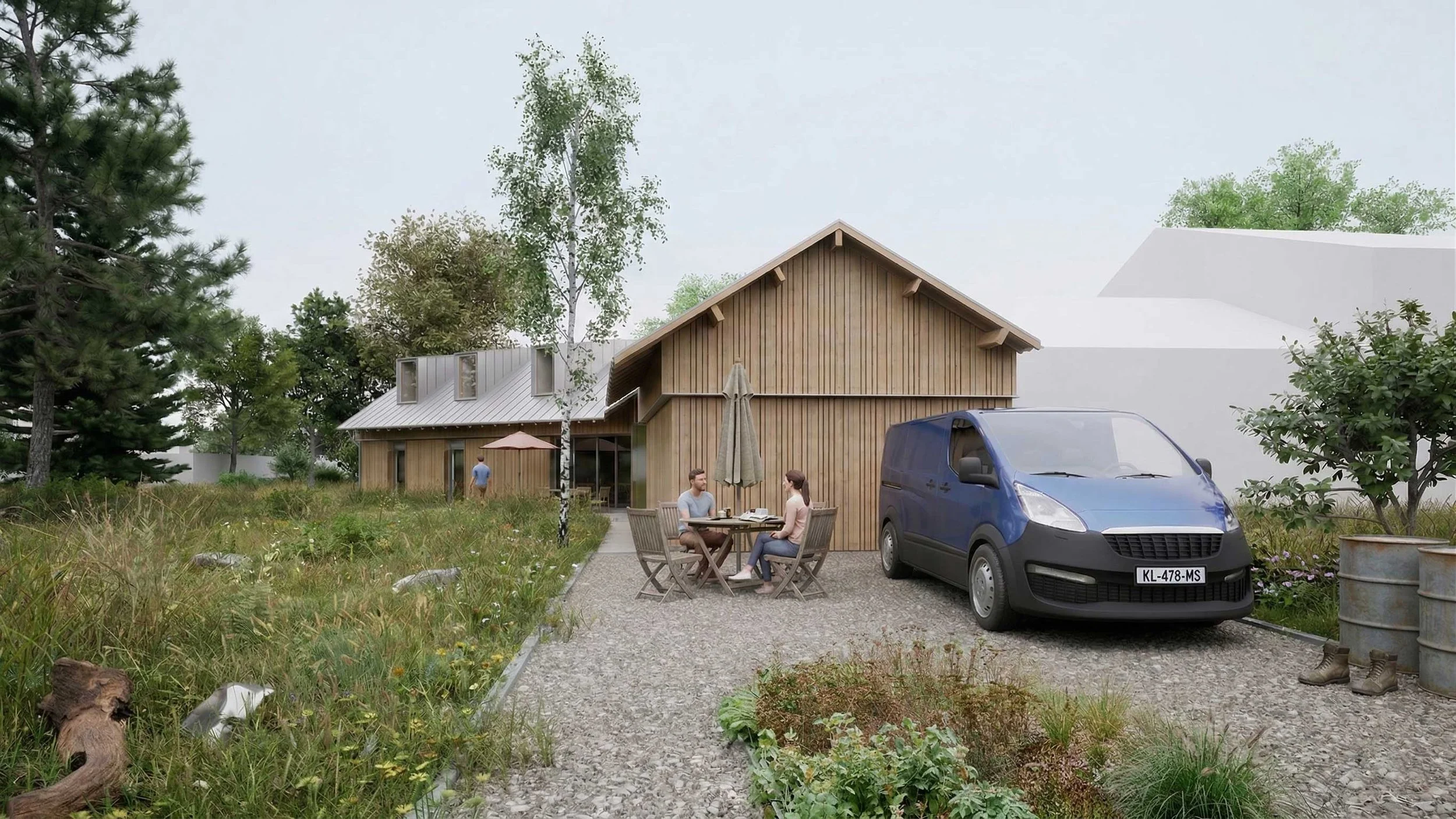 Une maison en bois avec un toit en métal, entourée d'arbres verts, avec un véhicule utilitaire garé devant, et deux personnes assises à une table en bois dans un jardin. Il y a aussi une personne marchant dans le jardin.