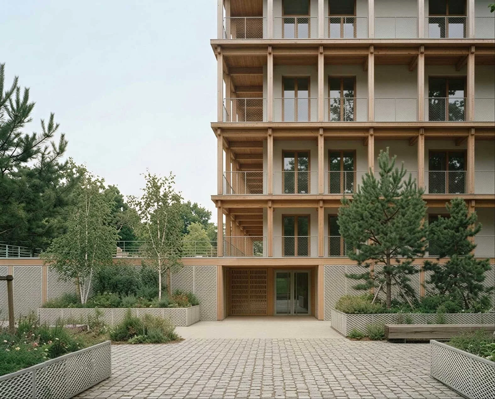 Un bâtiment moderne en bois avec plusieurs étages et des balcons, entouré de trees et d'aires de repos en béton.