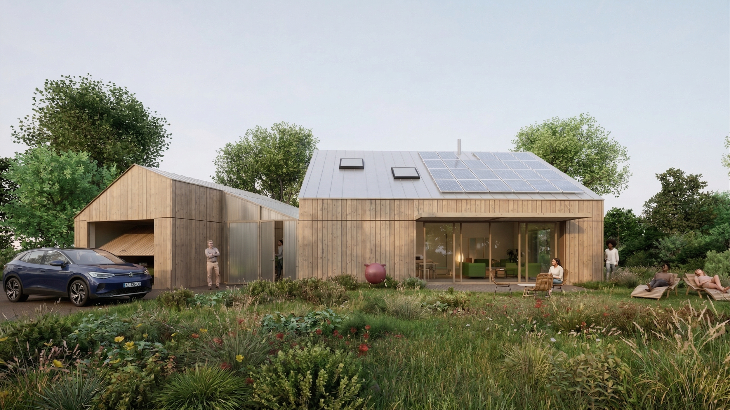 Une maison moderne en bois avec panneaux solaires sur le toit, entourée de végétation, avec des personnes se relaxant à l'extérieur et une voiture stationnée devant.