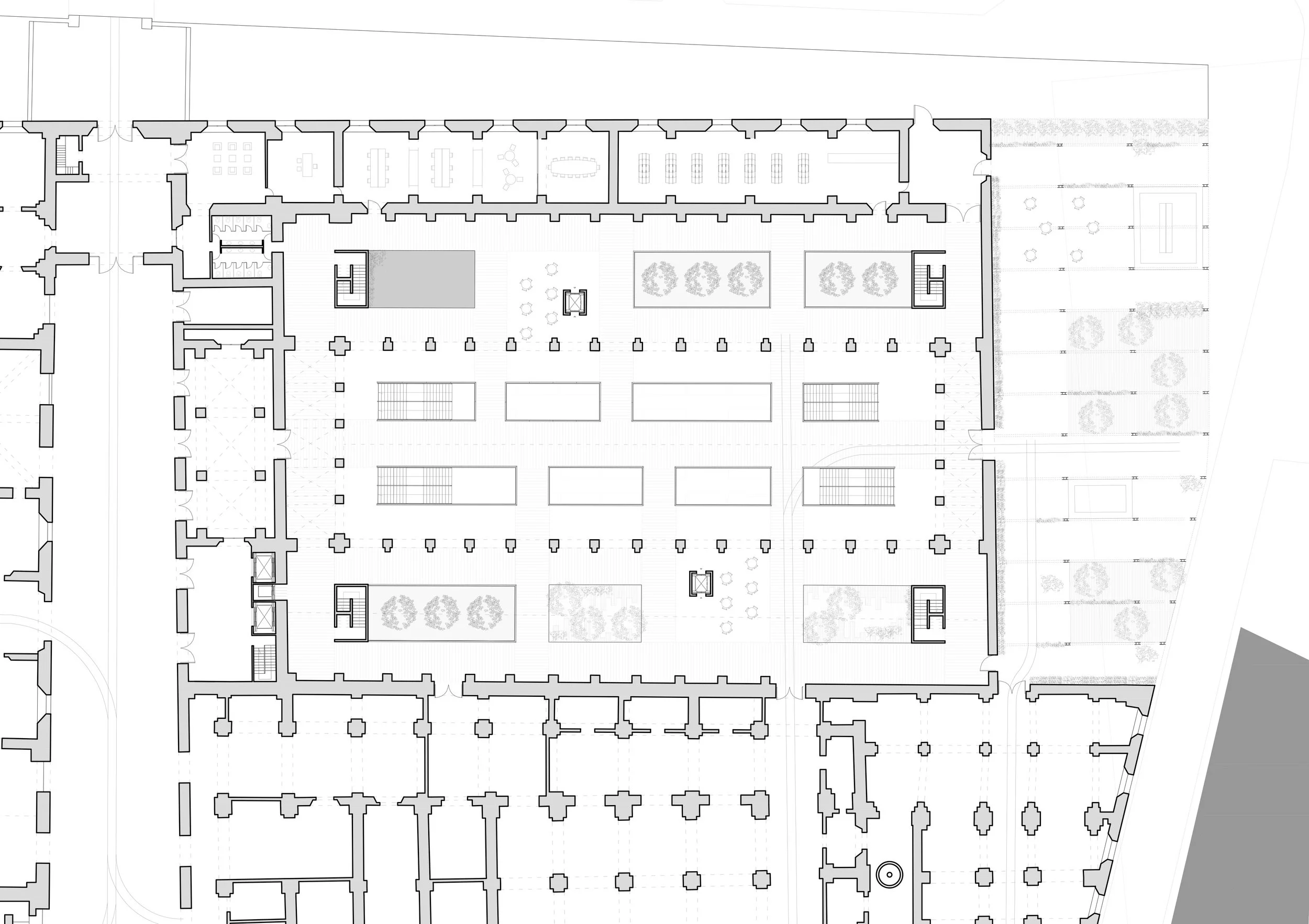 Plan architectural d'un bâtiment avec un espace intérieur central comprenant des plantes, des meubles et des zones de circulation.