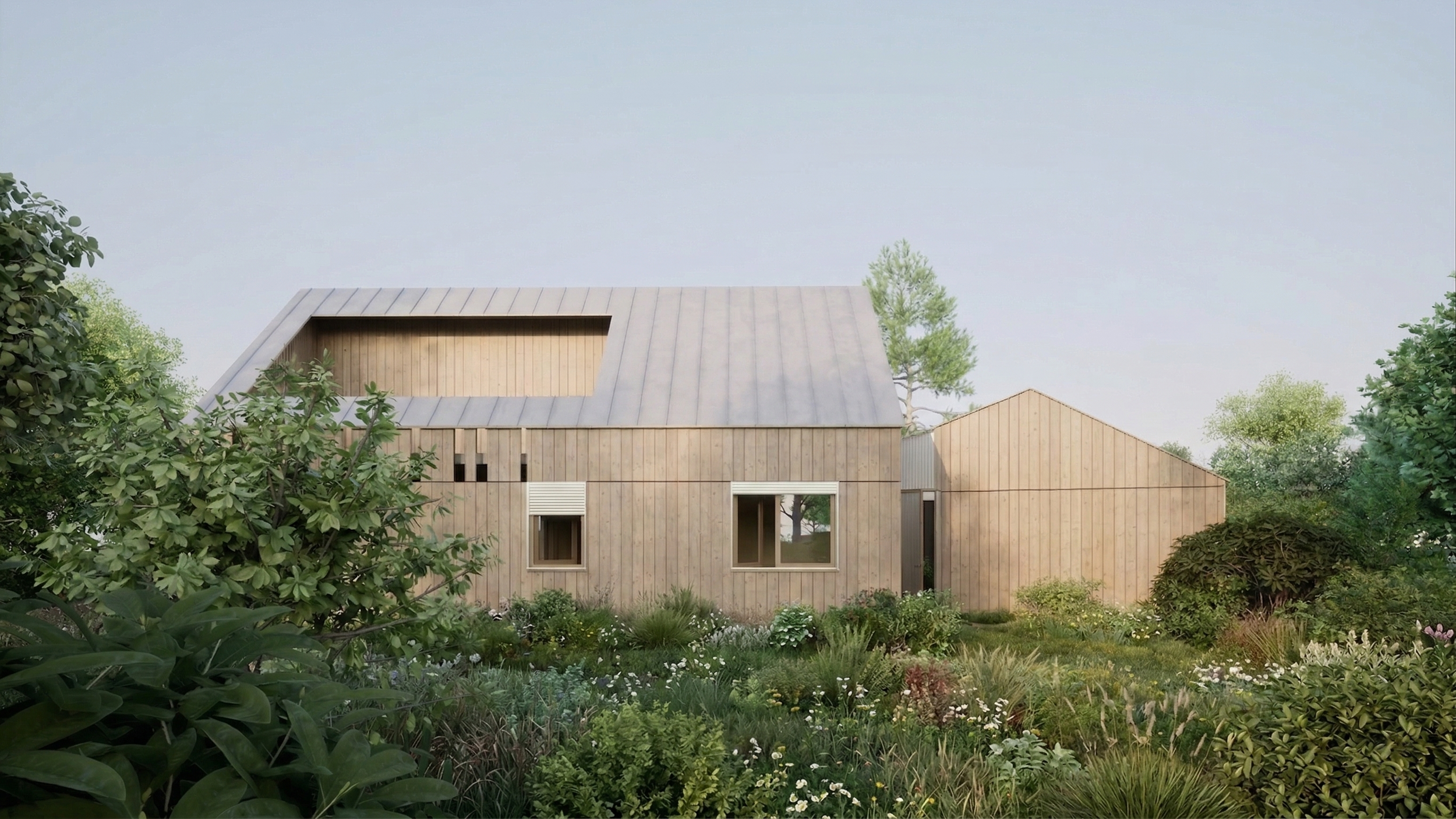 Une maison en bois entourée de verdure et de plantes, avec un ciel clair en arrière-plan.
