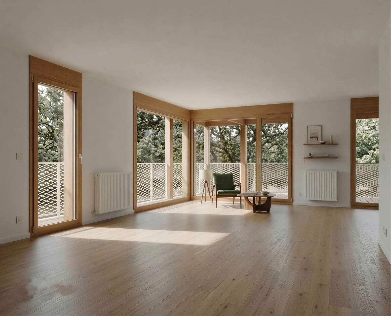 Intérieur d'un appartement lumineux avec de grandes fenêtres en bois donnant sur une terrasse avec des arbres, mobilier minimaliste, parquet en bois clair, murs blancs, une lampe, une chaise verte, quelques étagères avec des décorations.