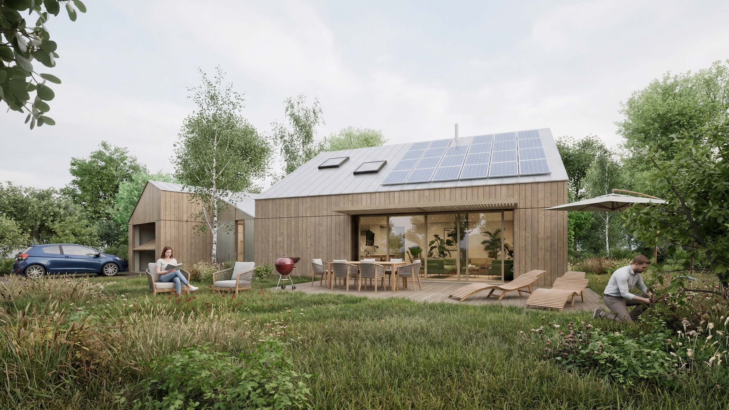 Une maison moderne en bois avec des panneaux solaires sur le toit, une terrasse avec mobilier de jardin, et des personnes à l'extérieur, entourée d'arbres et de végétation, dans un cadre en plein air.