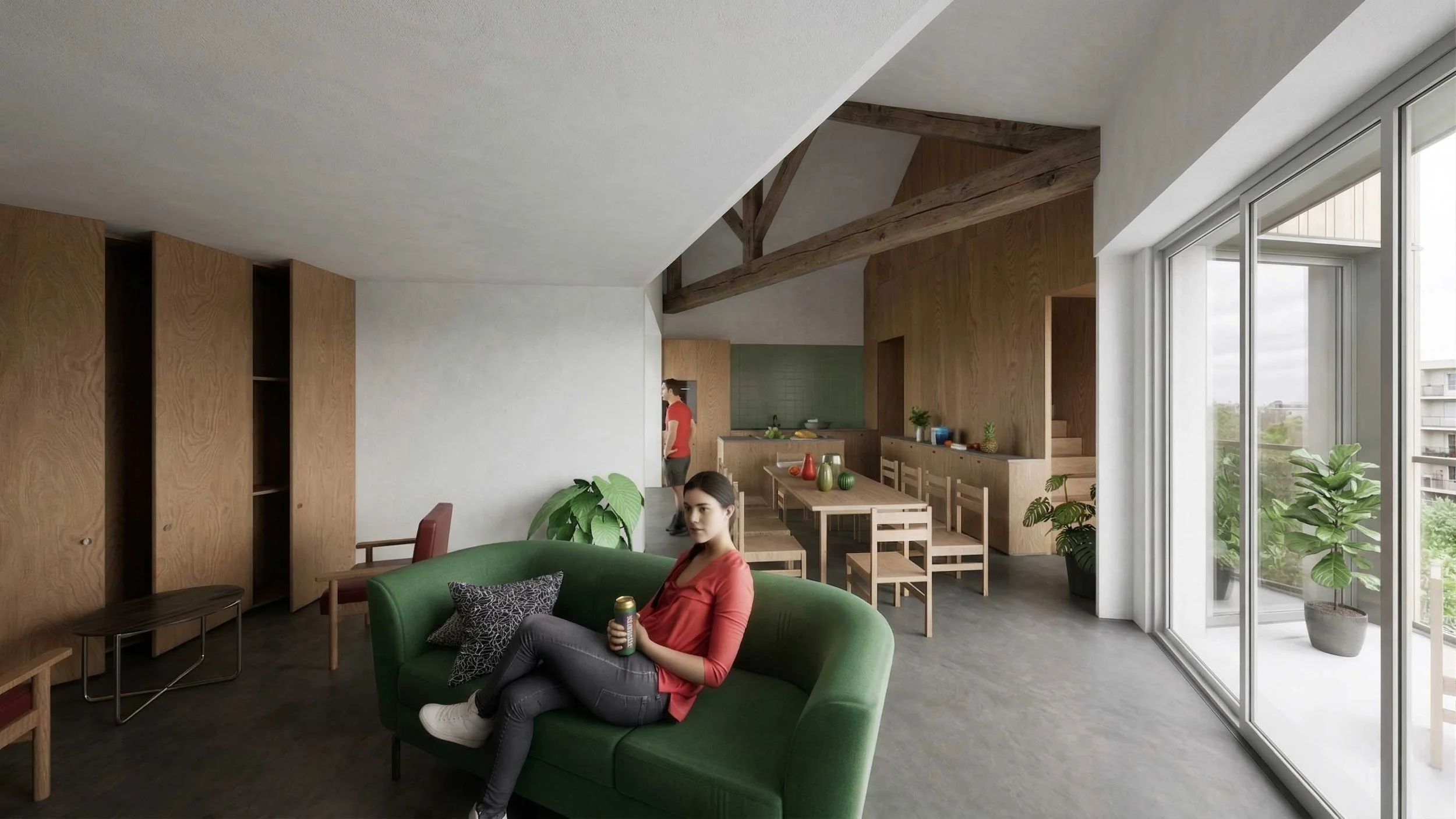 Intérieur d'un salon moderne avec un canapé vert, une femme assise, deux personnes debout près de la cuisine en arrière-plan, et de grandes fenêtres laissant entrer la lumière naturelle.