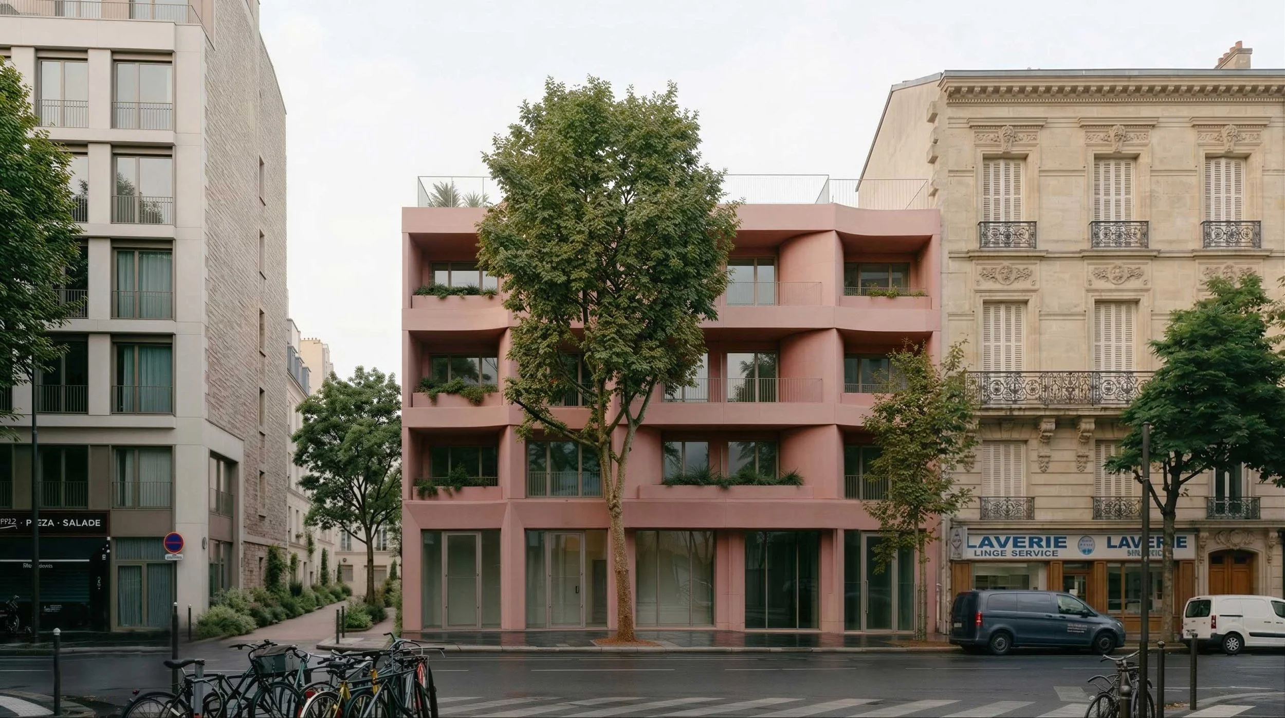 Bâtiments résidentiels dans une rue urbaine avec arbres, vélos, et voitures, dont un bâtiment rose moderne au centre.