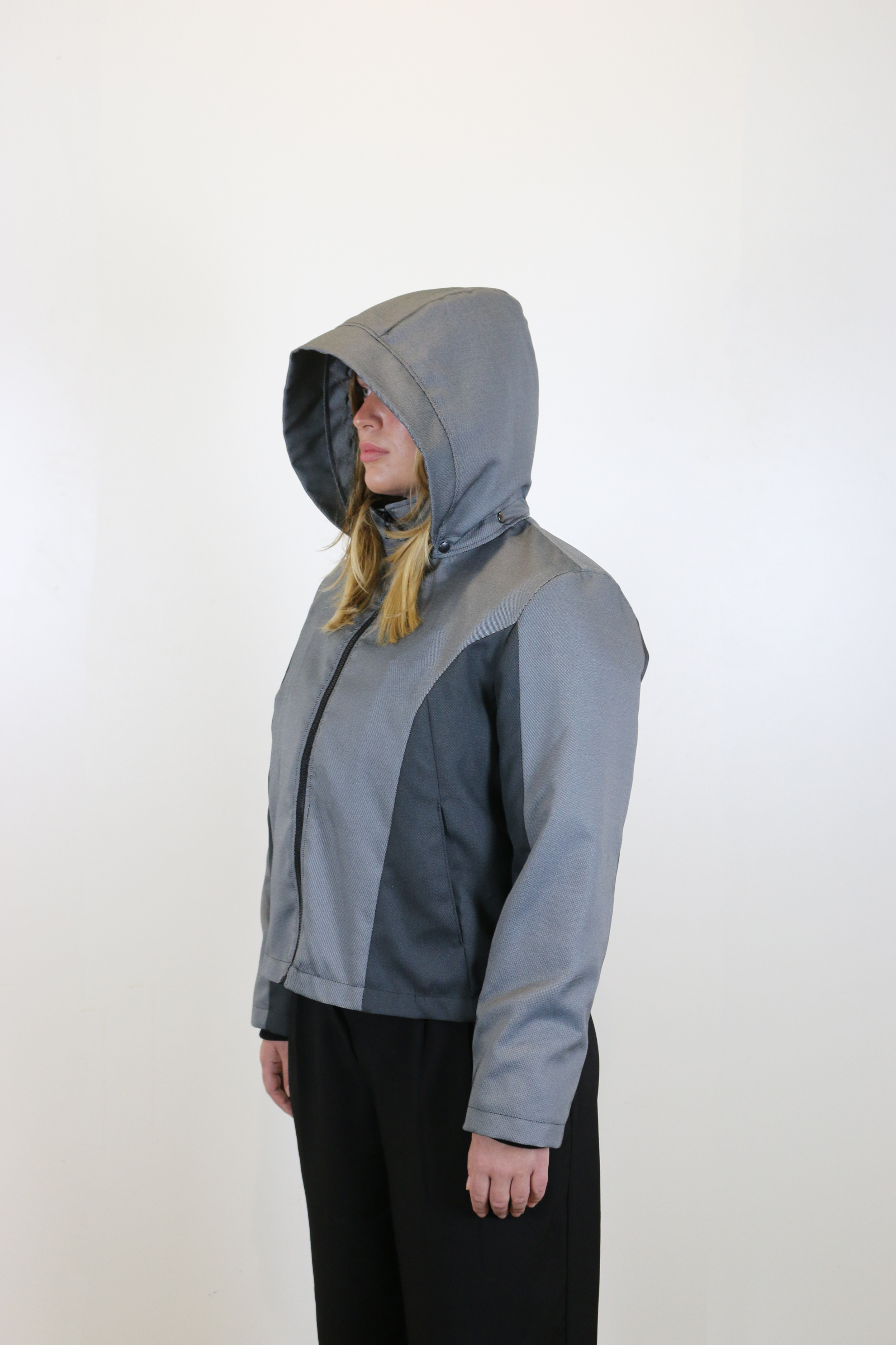 Erin shell w. hood 3. kvart PNG.png