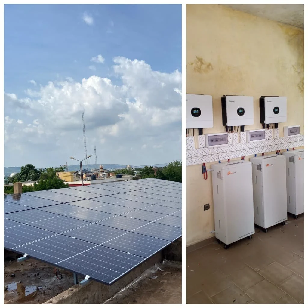 Photo divisée en deux parties : à gauche, des panneaux solaires installés sur un toit sous un ciel clair ; à droite, un mur avec des appareils électriques et des batteries, probablement un système de gestion d'énergie solaire.