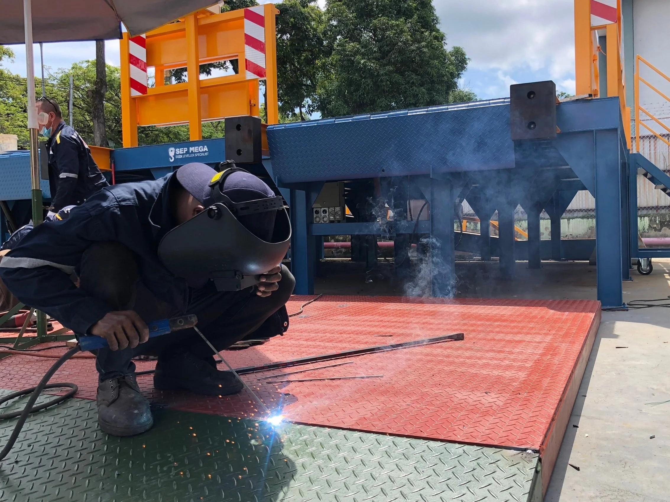 Malaysia hydraulic dock leveller solution for efficient goods handling at loading bay.