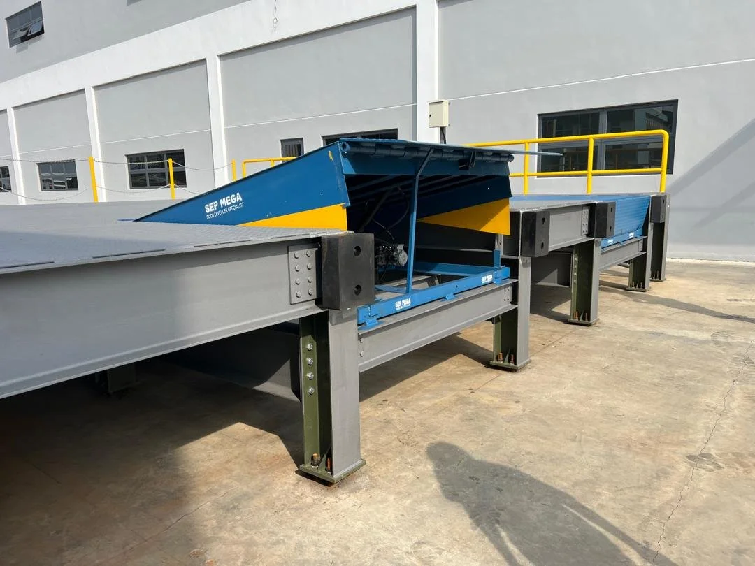 Loading bay dock leveller Malaysia – hydraulic system for reliable cargo movement.