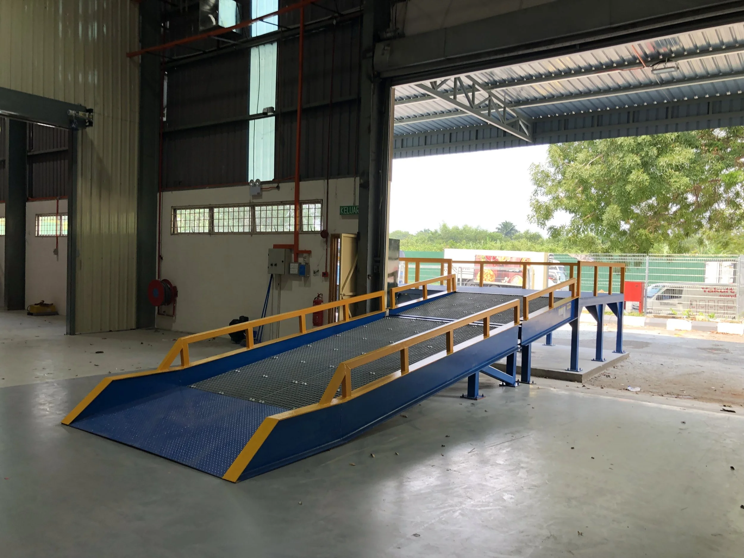 Truck loading ramp in Malaysia fitted with hydraulic dock leveller for faster workflow.