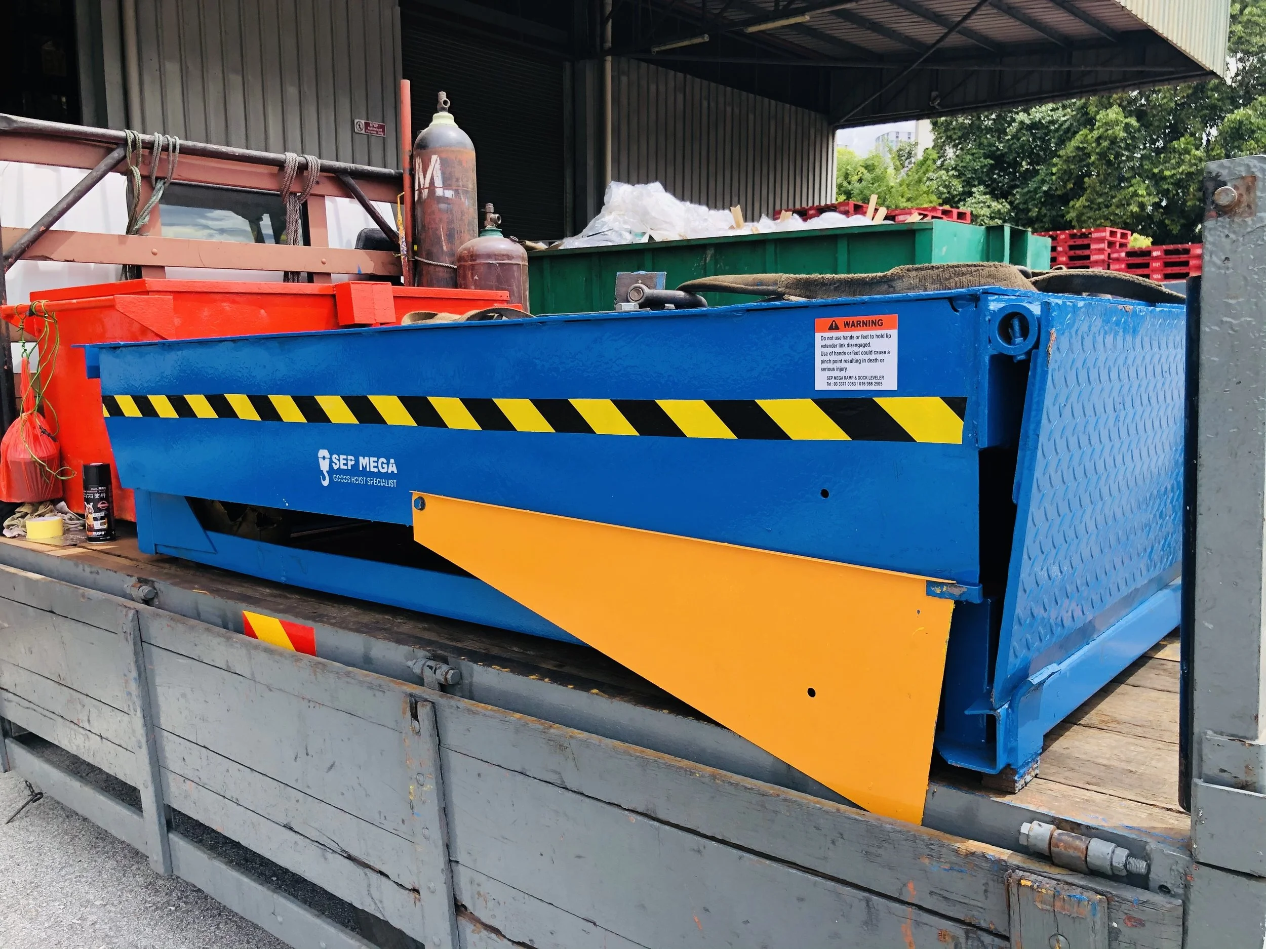 Dock Leveller on Dock Loading Ramp for warehouse loading bay needs. Malaysia. Methodcon.