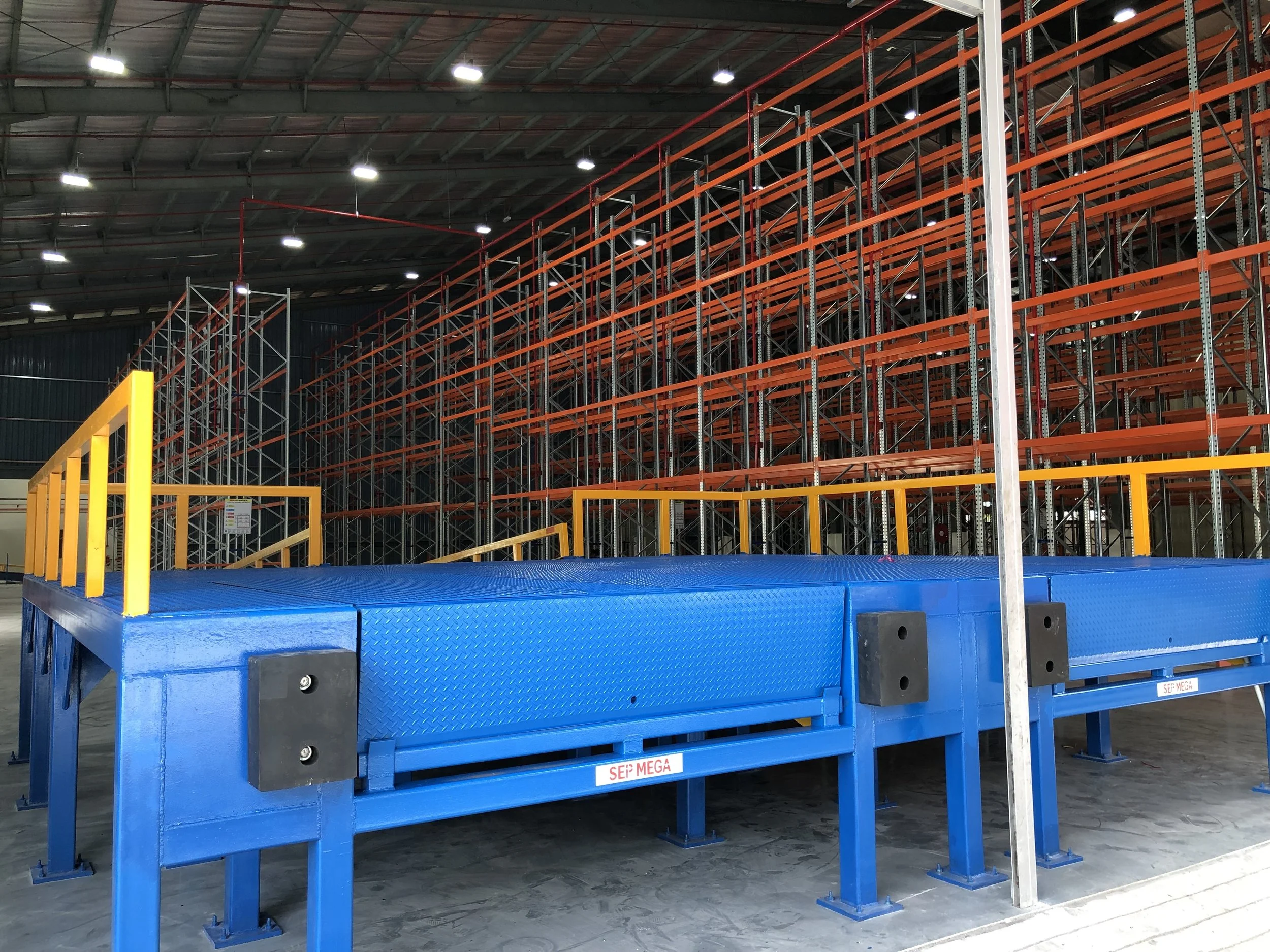 Durable hydraulic dock leveller Malaysia, designed for warehouse and logistics loading.