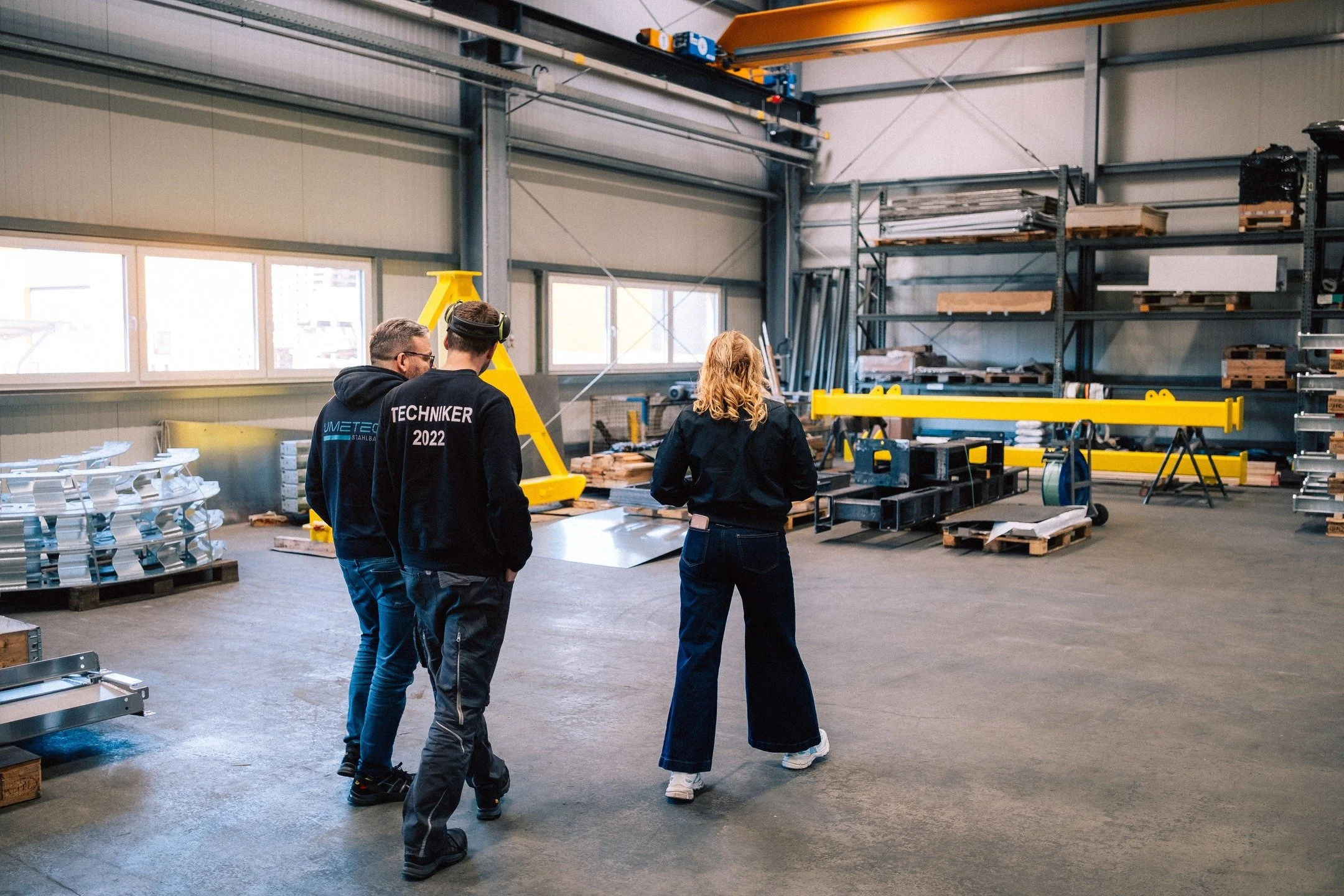 Viele gute L&ouml;sungen entstehen nicht im Besprechungsraum, sondern direkt in der Produktion.

Der Austausch mit unseren Teams in Fertigung und Lager ist f&uuml;r mich ein wichtiger Teil guter Projektarbeit. Denn genau dort zeigt sich, was in der P