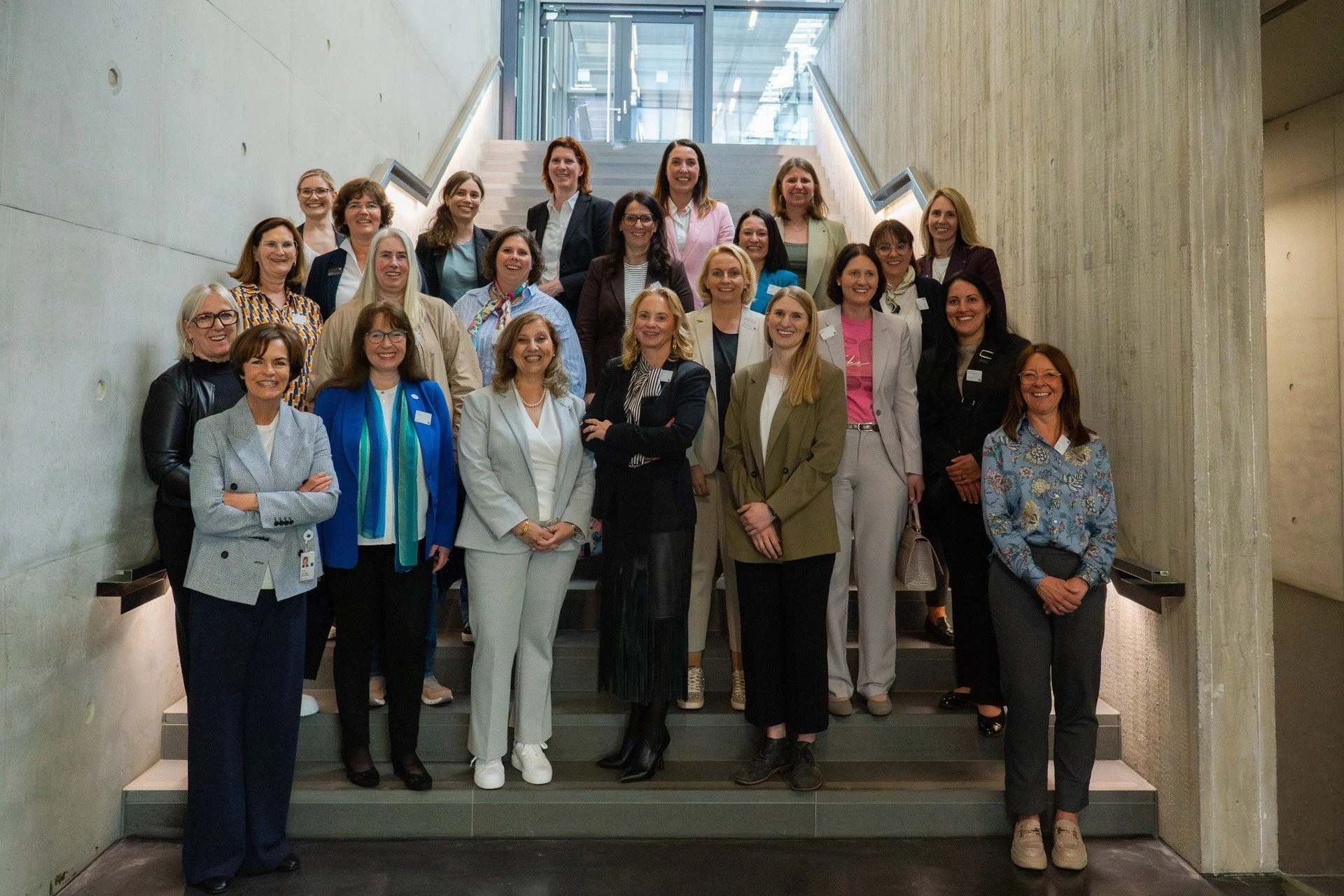 Das war wieder einer dieser Termine, nach dem ich mit mehr Klarheit und Zuversicht nach Hause gefahren bin.

Ich war bei @trumpf.group zu einem Ladies-Lunch im kleinen Kreis eingeladen. Eine Stunde im direkten Austausch mit Nicola Leibinger-Kamm&uuml