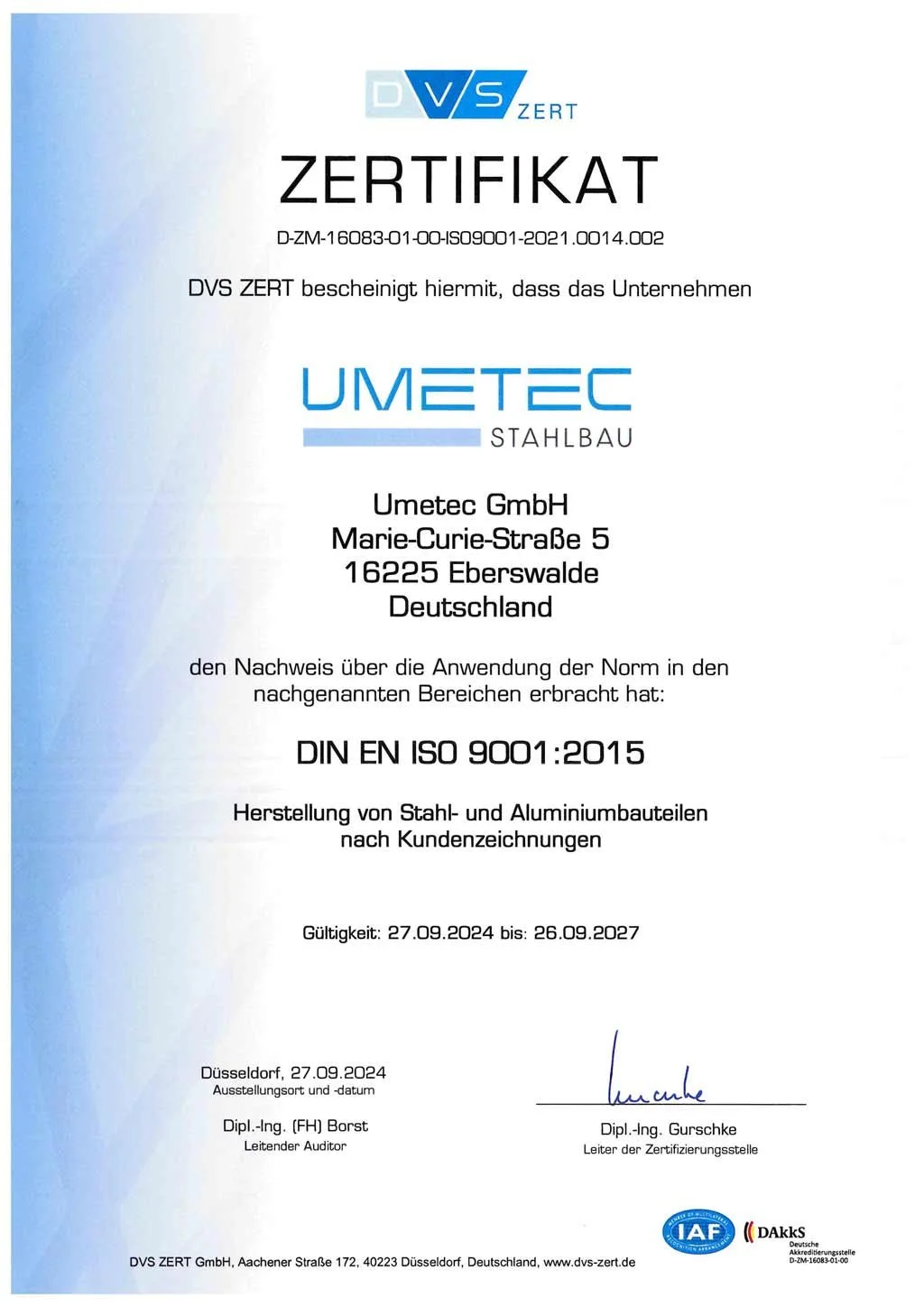 Zertifikat von DVS ZERT für Umetec GmbH, ausgestellt am 27.09.2024, bestätigt die Einhaltung der DIN EN ISO 9001:2015 für die Herstellung von Stahl- und Aluminiumelementen, gültig bis 26.09.2027.