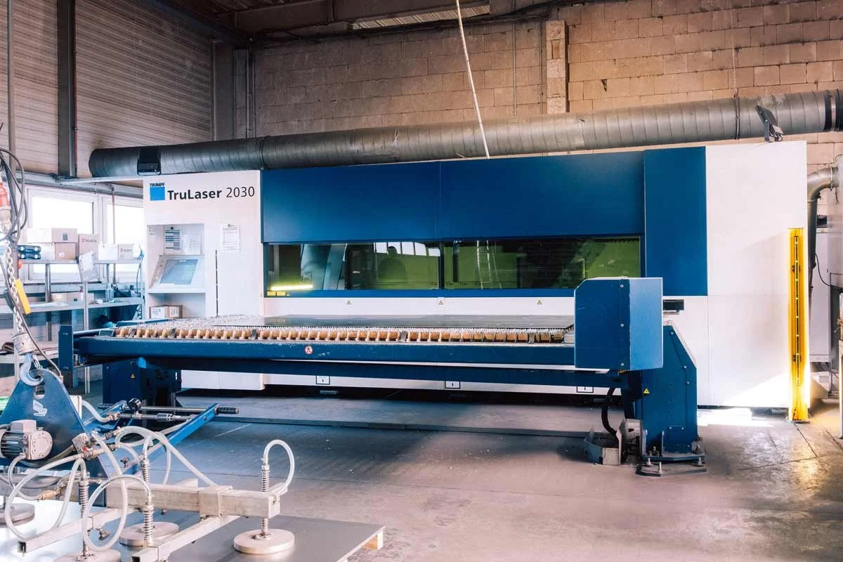 Große industrielle Laser-Schneidemaschine in einer Fabrikhalle