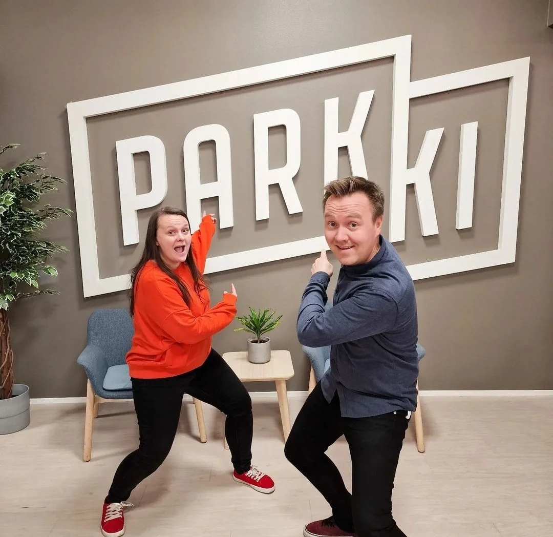 Kaksi ihmistä poseeraa iloisesti valokuvassa, taustalla teksti 'Linna Kunt', ja se sisältää piirroksia sekä tekstiä suomeksi, kuten 'Mukana kasvussa', 'Ratkaisuja', 'Kehittäminen' ja 'Tiimi'.