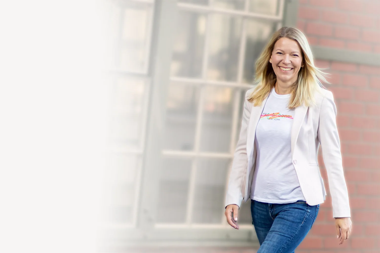 Denise Spekowius, Sales Coach und Trainer:innen-Mentorin, im weißen Blazer