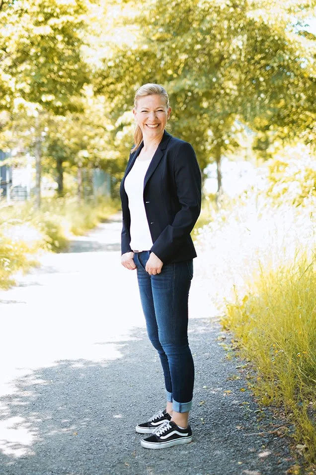 Denise Spekowius, Trainer:innen-Mentorin und Sales Coach, im Business-Outfit