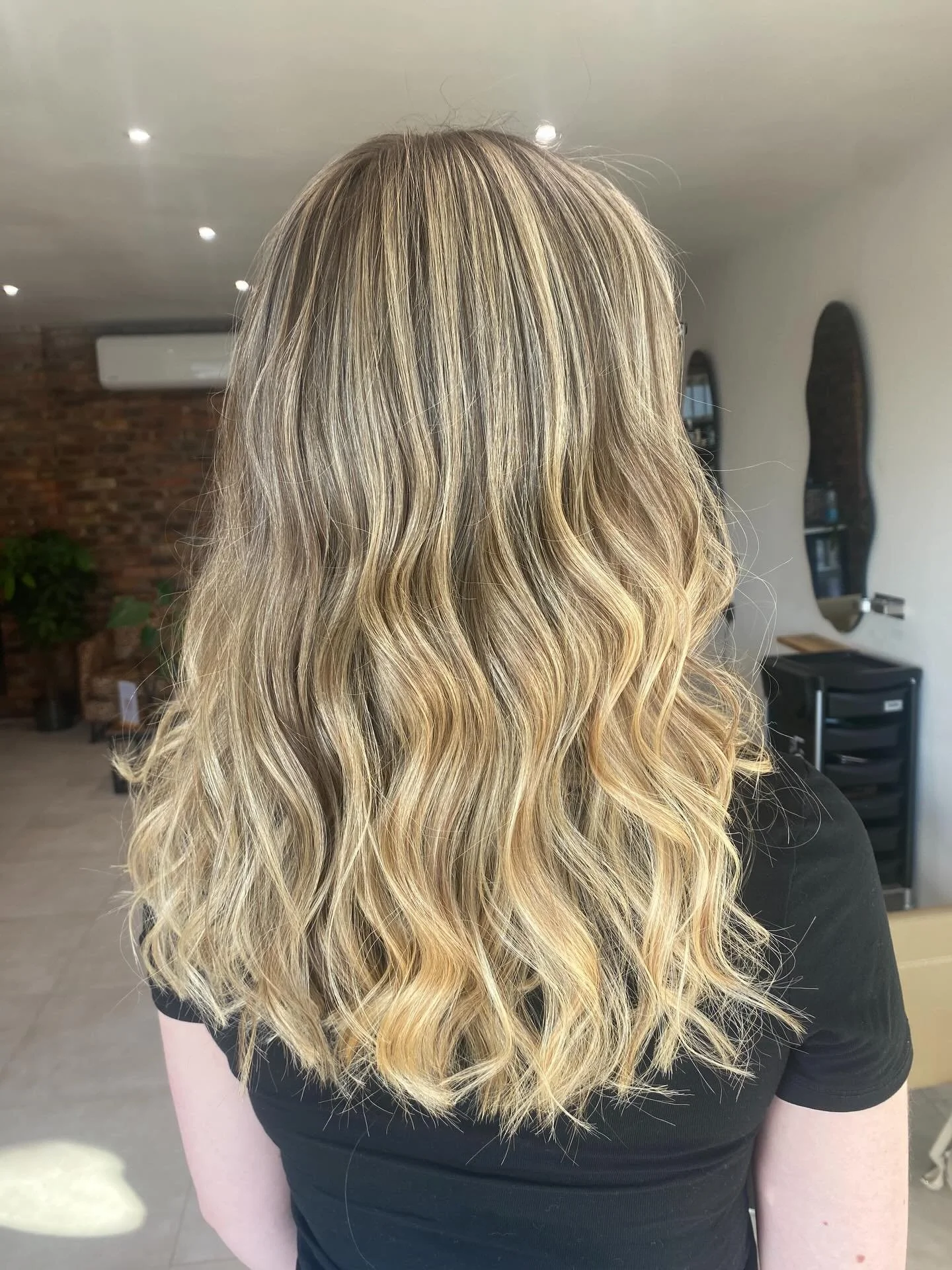 ☀️ SUMMER READY ☀️ 

Absolutely loving this summer blonde 

Blending highlights and balayage beautifully 

Swipe for the before 

#golden #balayage #lor&eacute;al #localhair #summerhair