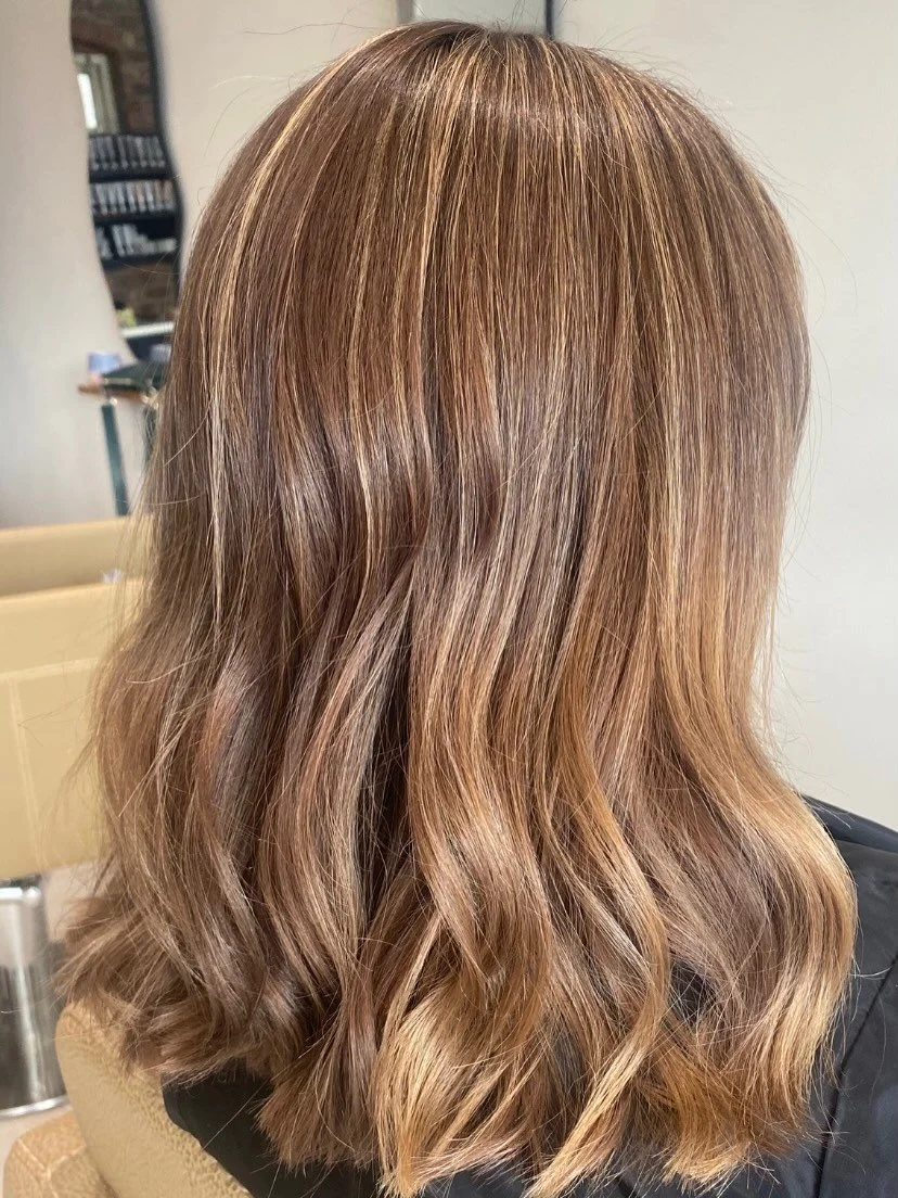 🤎 CASHMERE BRONDE 🤎

Sometimes you need some depth to make your blonde pop!

Reverse balayage with a few babylights placed to blend some grey&hellip;. 

#localhairstylist #cashmerebalayage #loreal #reversebalayage #waves