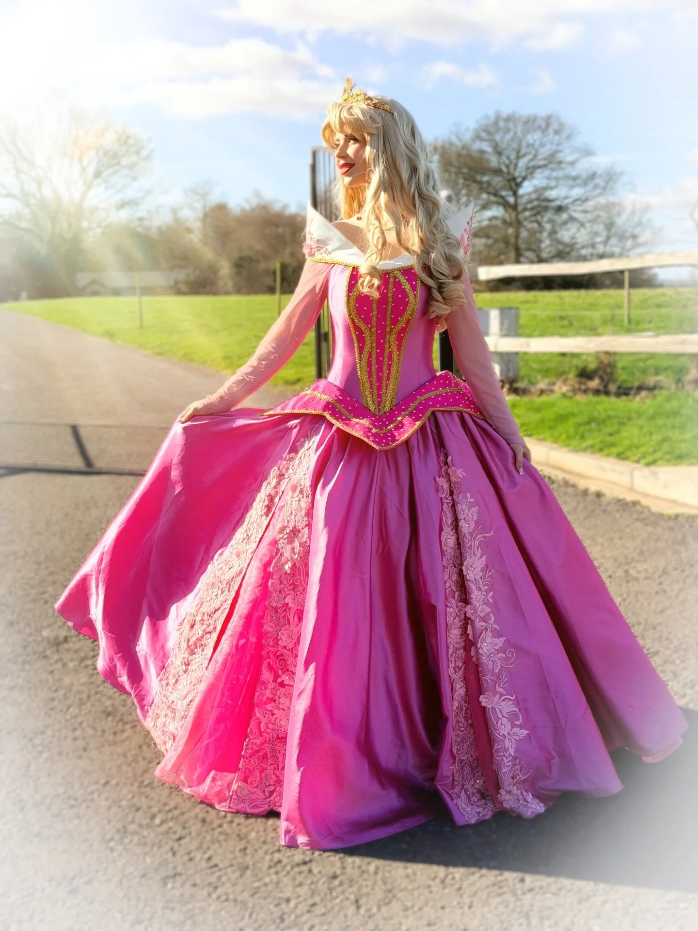 Sleeping Beauty spent the afternoon at the lovely @glowbabyplaycentre for their Valentine&rsquo;s ball 🎈❤️

Always such a pleasure to work with this local venue🏰

📩 magicmirrormakeoversuk.co.uk