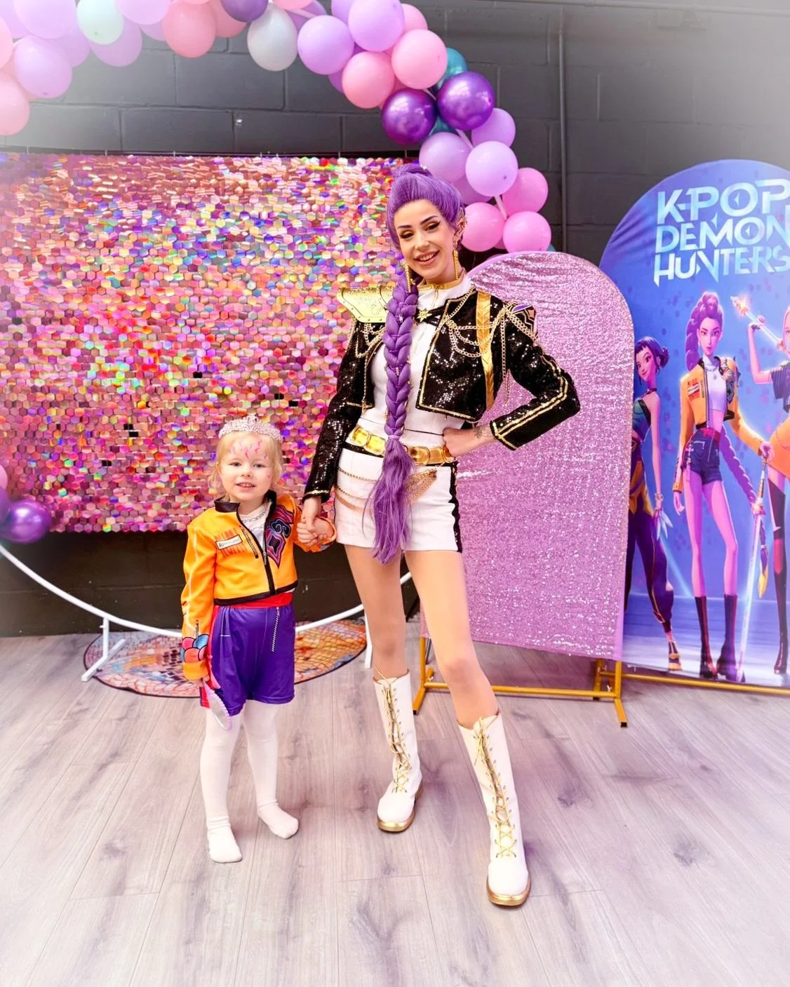 Rumi had a golden time at Poppy&rsquo;s party today.  Crowning ceremony, mini Kpop posing workshop, crafts and crown making 💜

@bodiblossom_eastbourne &bull; Petal &amp; Pop &bull; venue was a pleasure to be at and we definitely recommend this venue