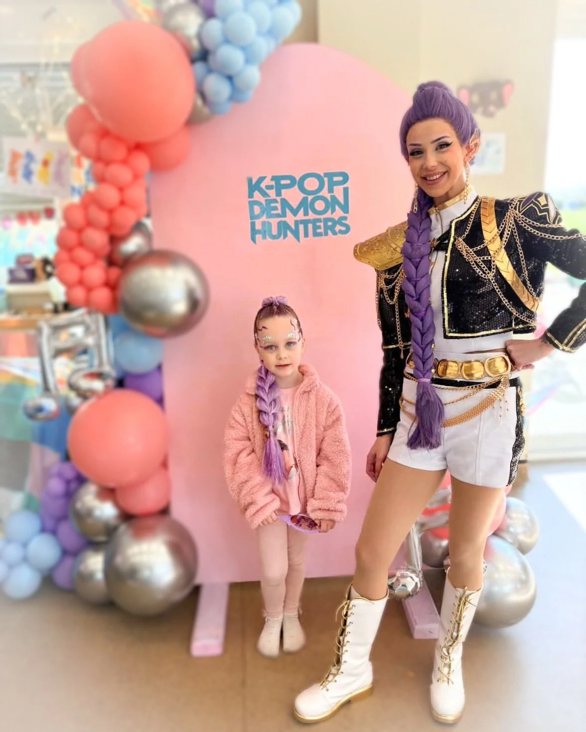 Some snaps from Rumi&rsquo;s 30 minute meet &amp; greet at our Kpop themed makeover pop up @ Glow Baby Play Centre ✨

Always a pleasure having photos in front of @sosweetballoonseventsbylisa displays 🎈

🪞Makeover party themed to your character host