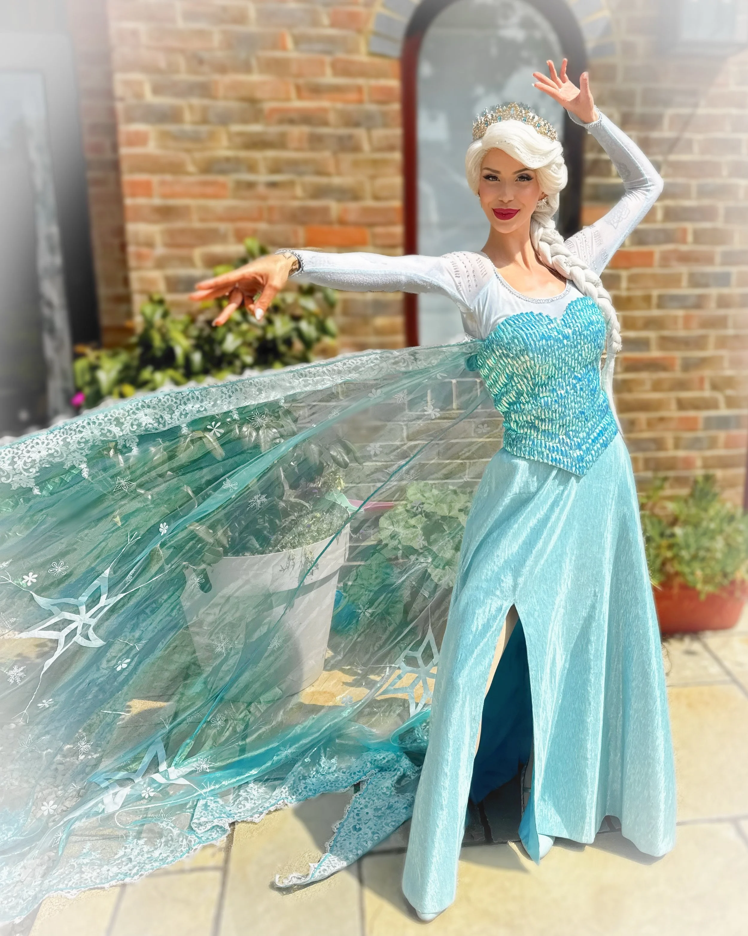 👑 There&rsquo;s something extra special about meeting your favourite princess in your own garden. With weather like this, we can see why these garden party visits are becoming so popular! ☀️✨🌳

𝗕𝗼𝗼𝗸 𝘄𝗶𝘁𝗵 𝘂𝘀 𝘁𝗼𝗱𝗮𝘆 - 𝗹𝗶𝗻𝗸 𝗶𝗻 𝗯𝗶