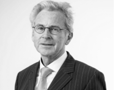 Schwarz-Weiß-Foto eines älteren Mannes mit Brille in Anzug und Krawatte.