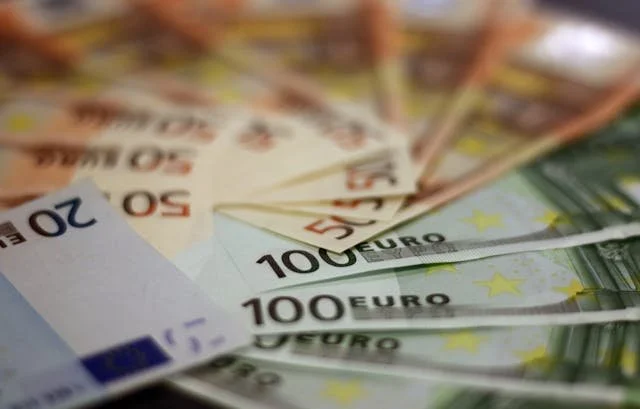 Verschiedene Euro-Banknoten in 20, 50 und 100 Euro Scheinen