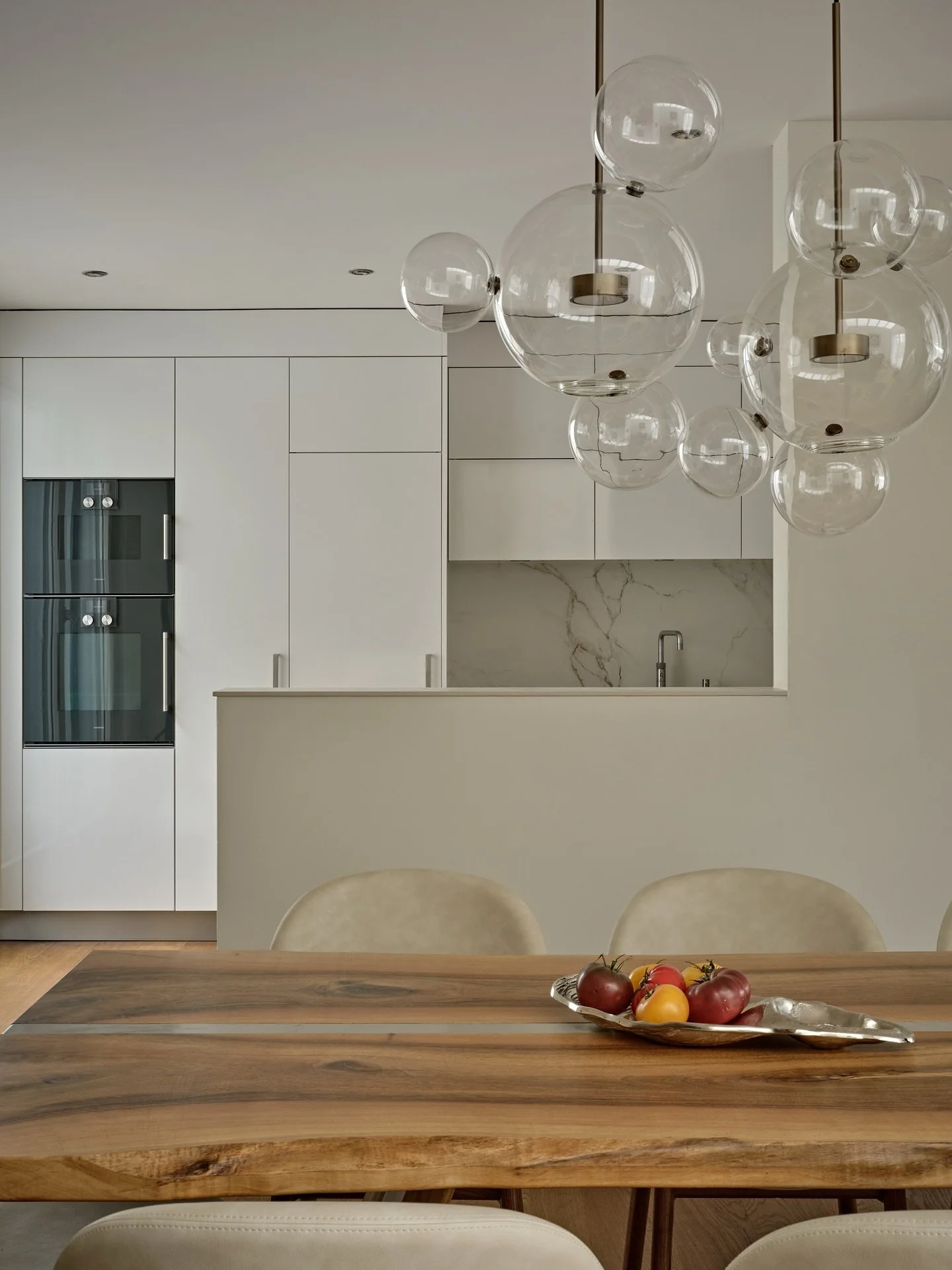 R e f r e s h // not every transformation means starting from scratch. In our Zurich project, we kept the existing kitchen structure but completely changed the mood with new @dektonbycosentino worktop and splash-back. We also swapped the bulky extrac