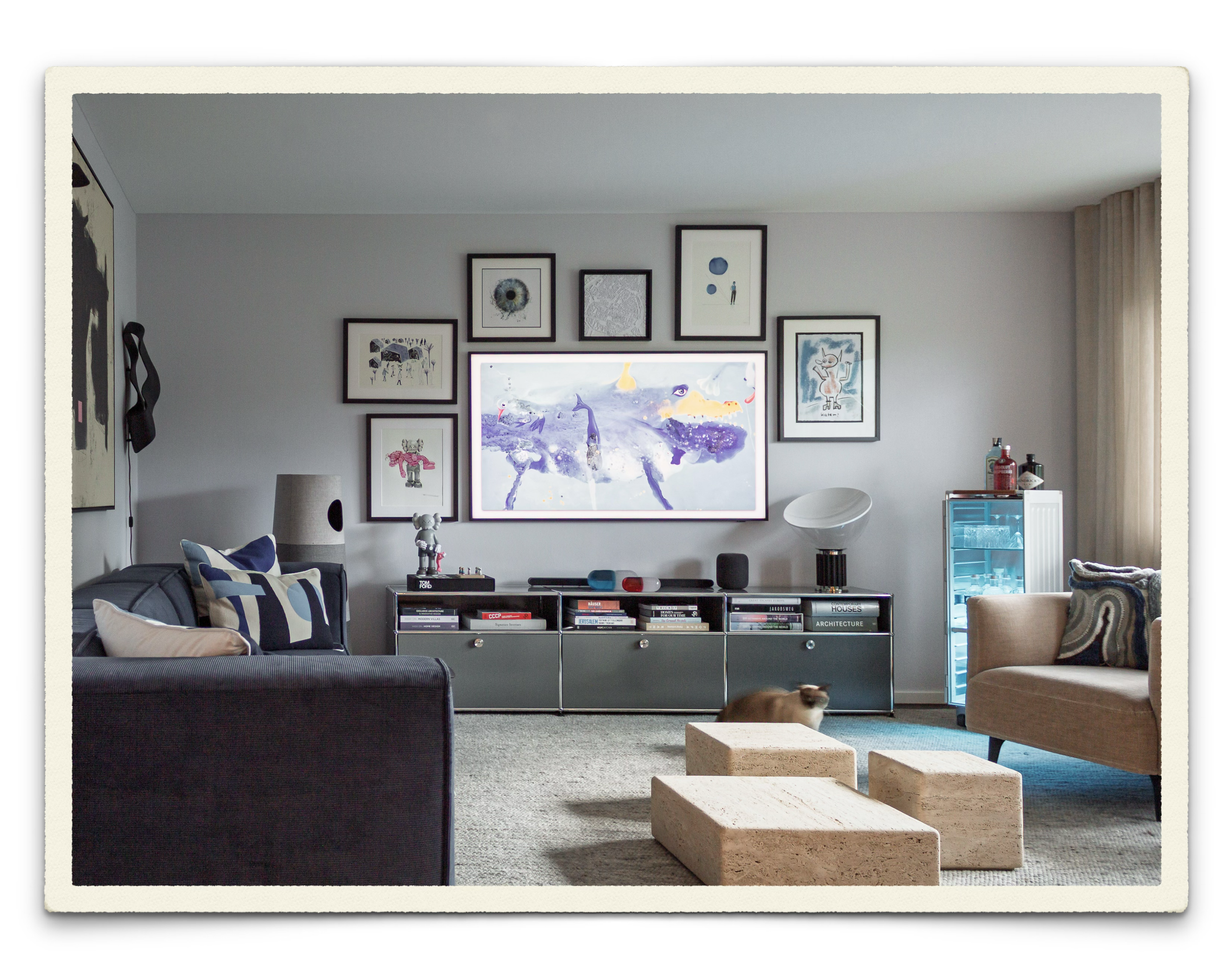 Dasselbe Wohnzimmer nach der Gestaltung von dual interiors — komponiert und bewohnt