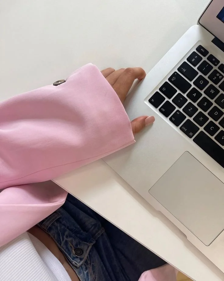 Nærbilde av en digital rådgiver ved PC-en som planlegger innhold og markedsføring til Instagram.