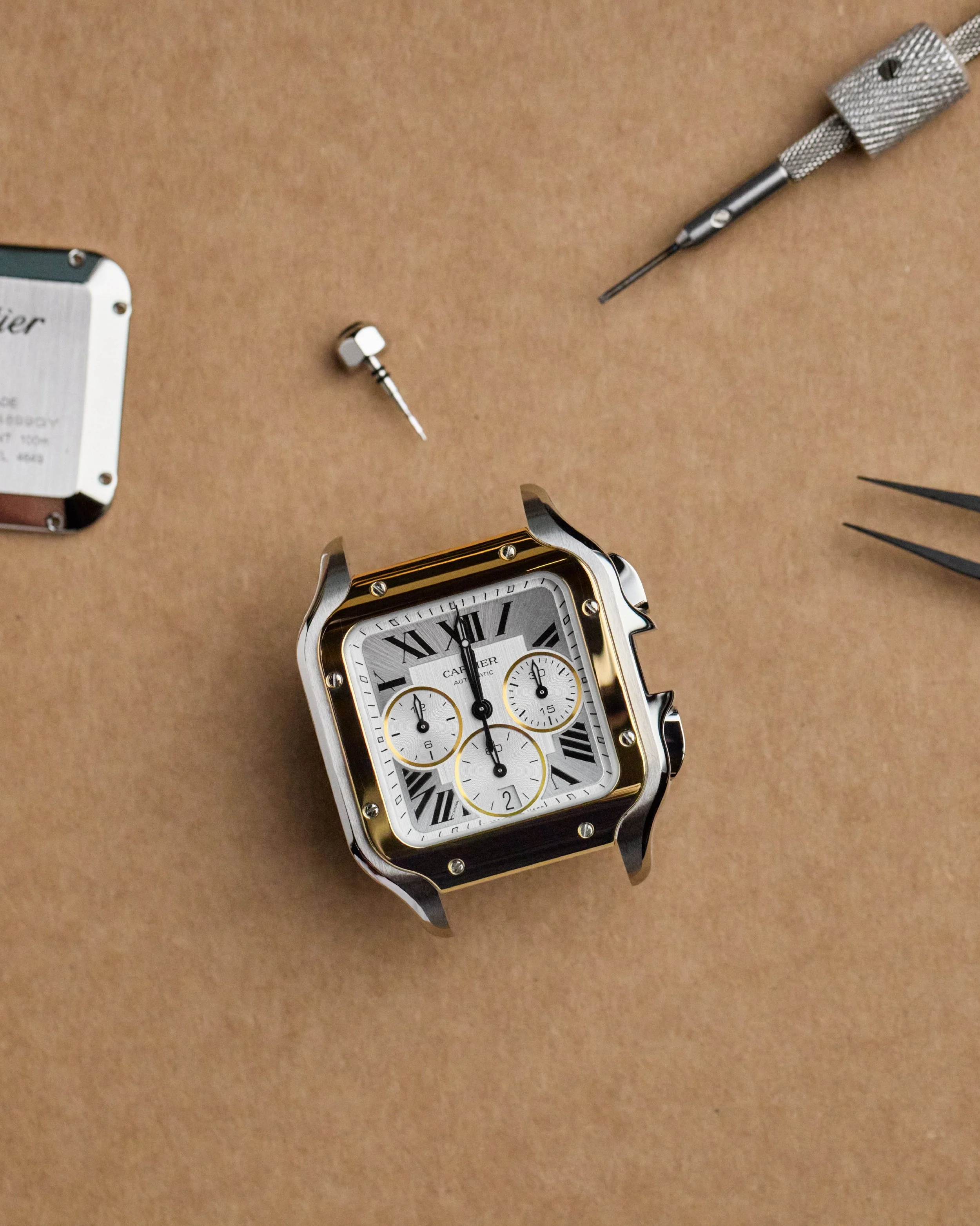 PUWA12100_Santos-de-Cartier_Chronograph-Steel-Gold_Savoir-Faire_Social_1080x1350 - copie.jpg