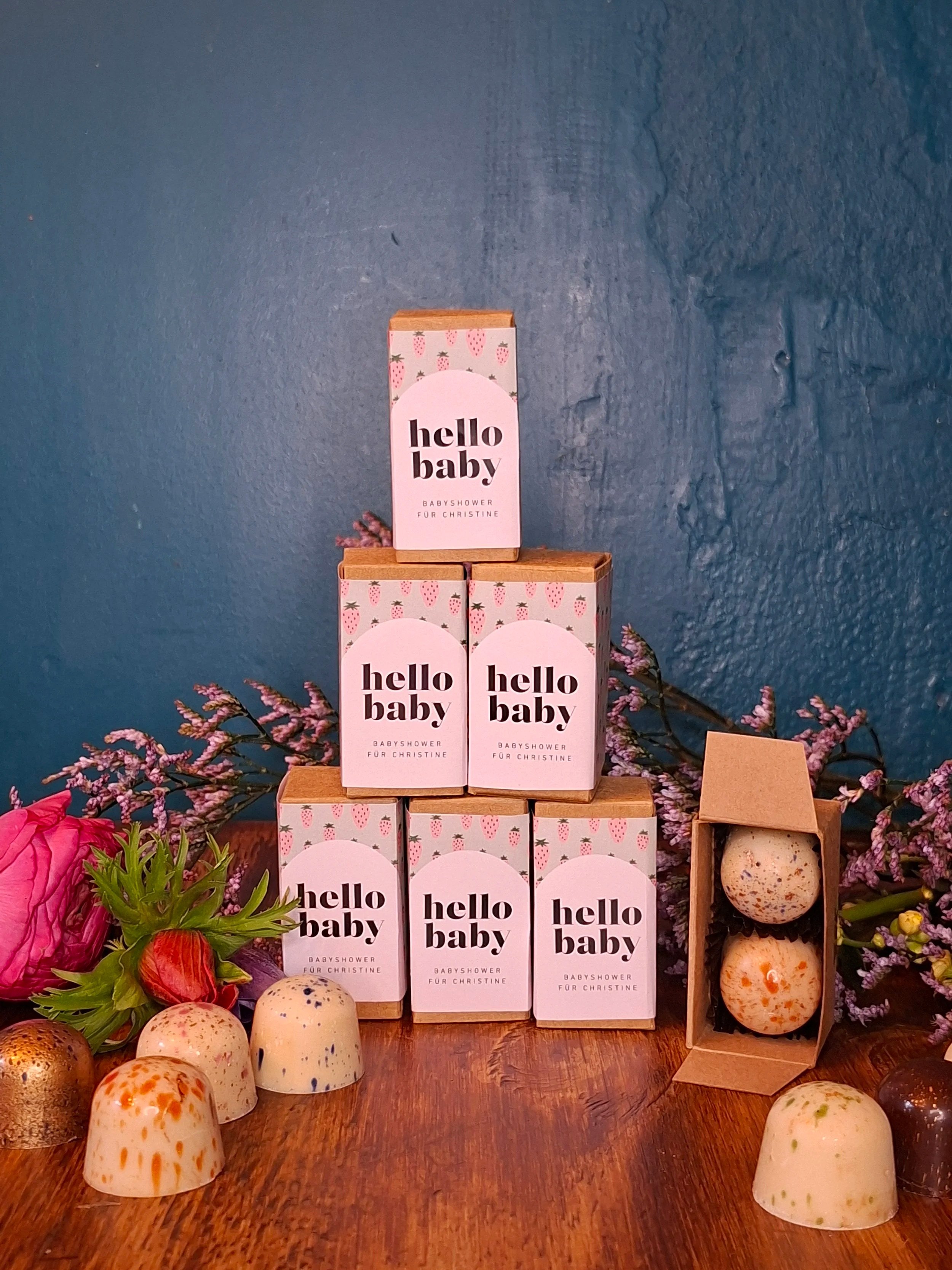 Babyshower Hello Baby Boxen mit Blumen und Pralinen