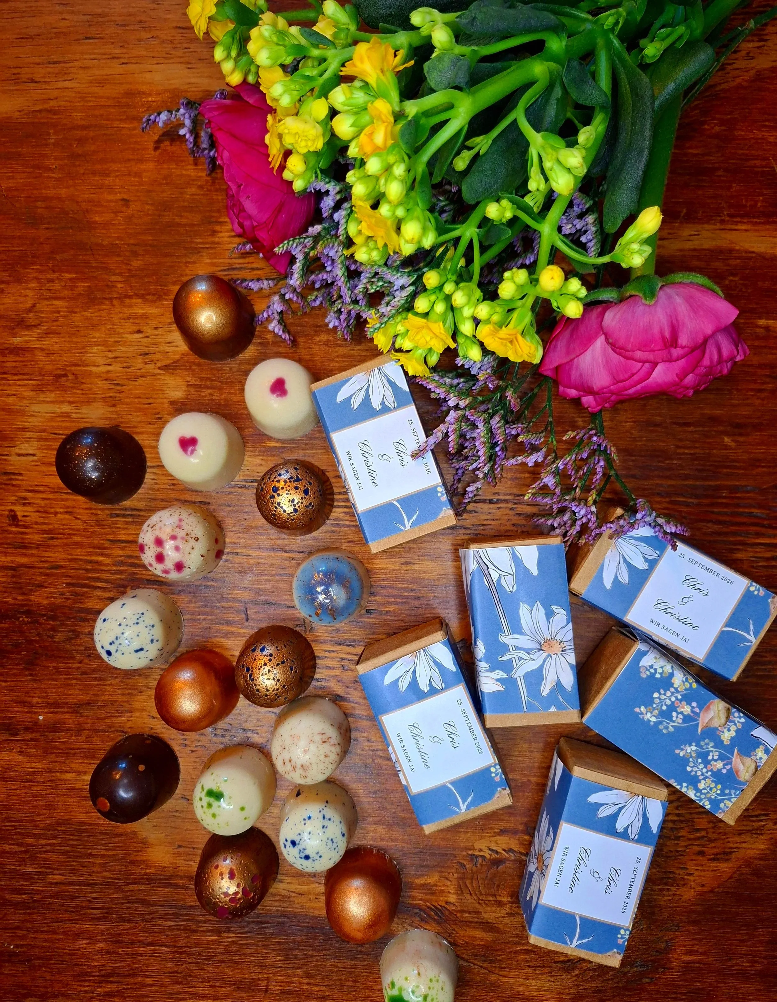 Designidee zur Hochzeit mit veganen Pralinen Blau mit Blumen